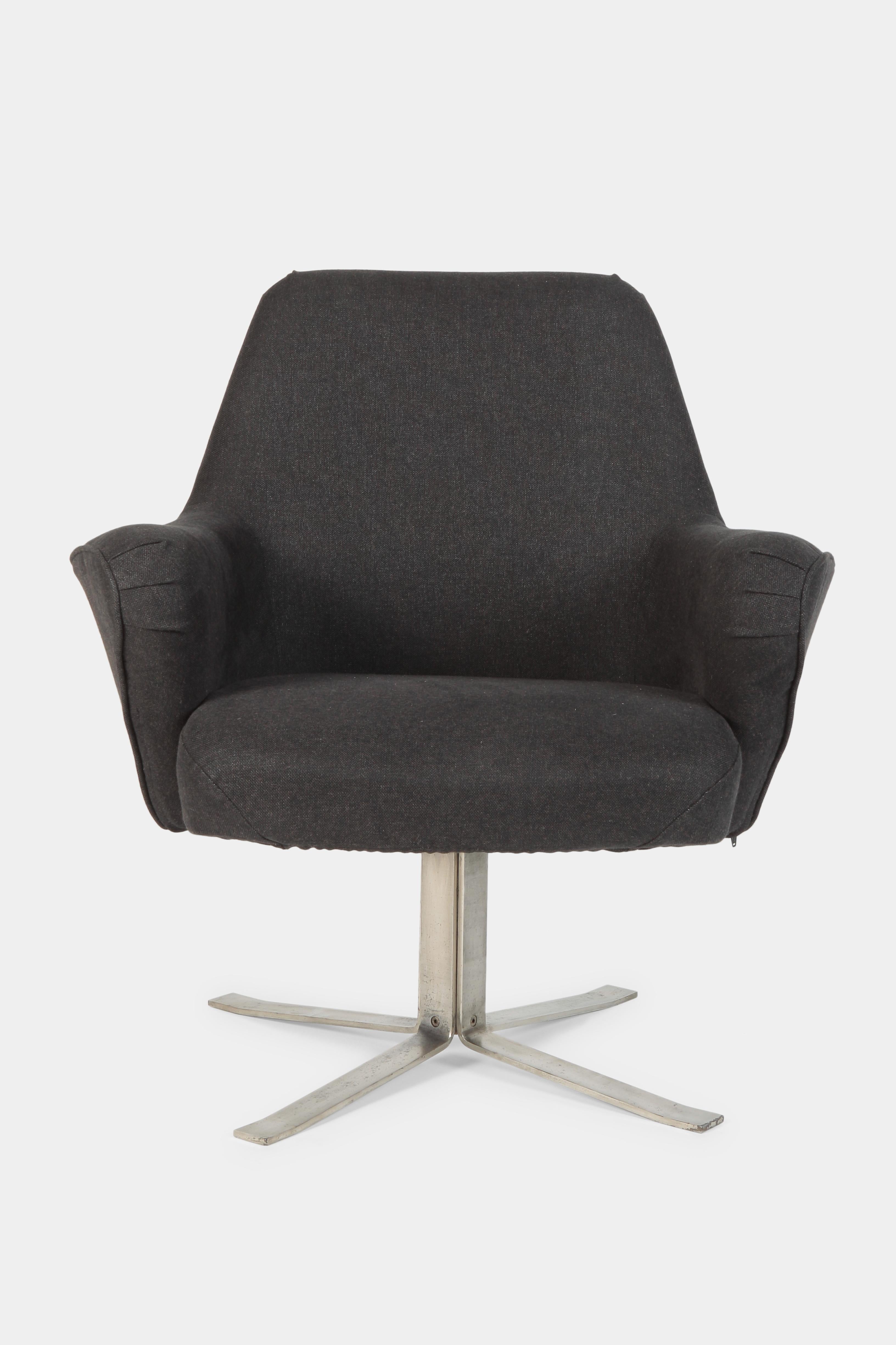 Giulio Moscatelli “Dolly” lounge chair manufactured by Forma Nova in the 1960s in Italy. Swivel lounge chair, newly covered with anthracite cotton fabric. Base is made of four bent chrome steel elements, with nice patina and sticker of the