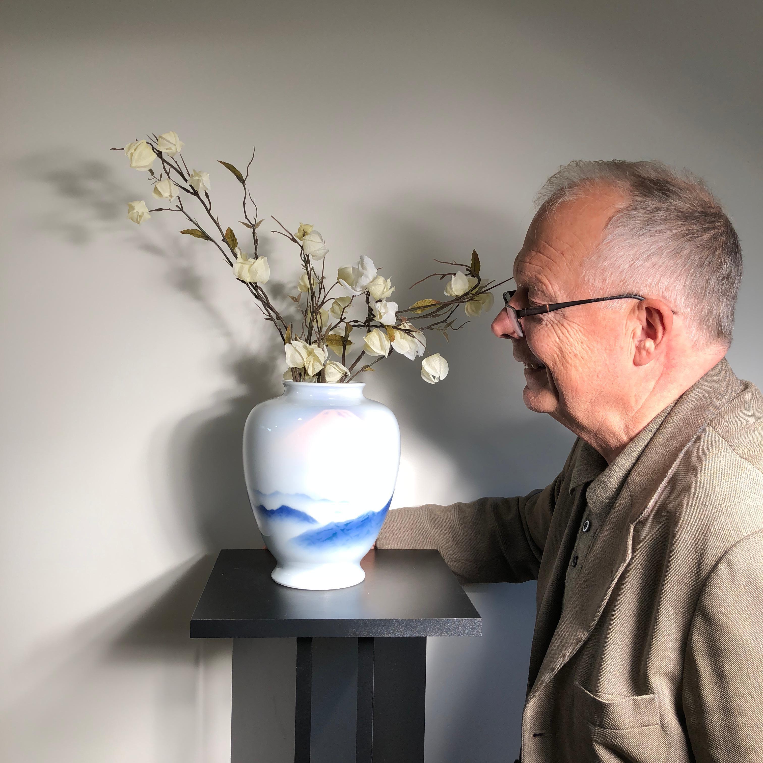 Japanese fine old soft blue mountains porcelain vase, mint, signed and boxed

Maker: Fukagawa Seiji for Fukugawa Arita 

Dimensions: 10 inches tall and 8 inches width

The original signed wooden collector storage box Tomobako included.