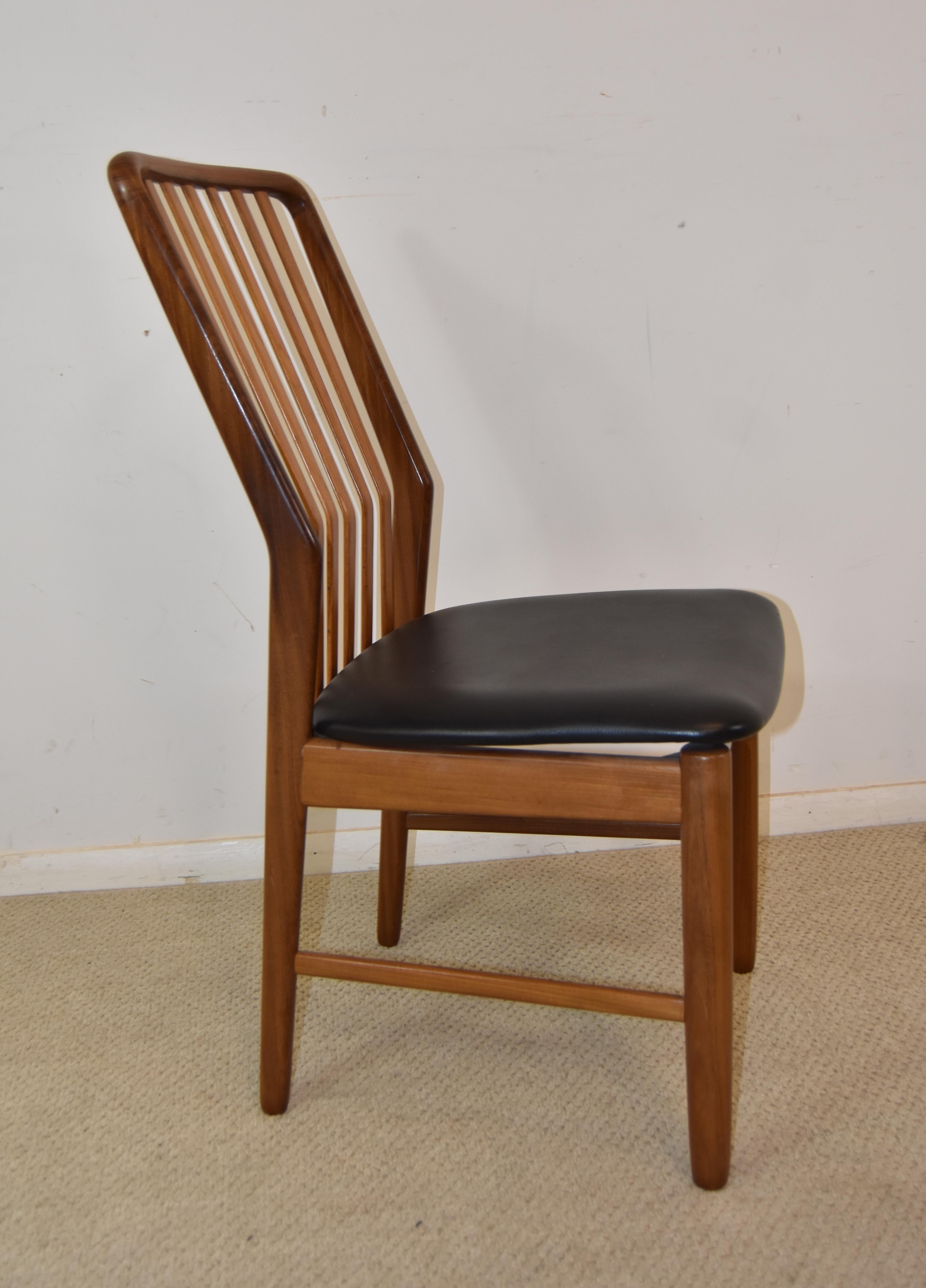 Pair of Mid-Century Modern teak chairs with black upholstered seats by Danish maker Moreddi. Curved slat backs in two shades of finish. Very nice condition. Slight wear to seats. Dimensions: 23.5