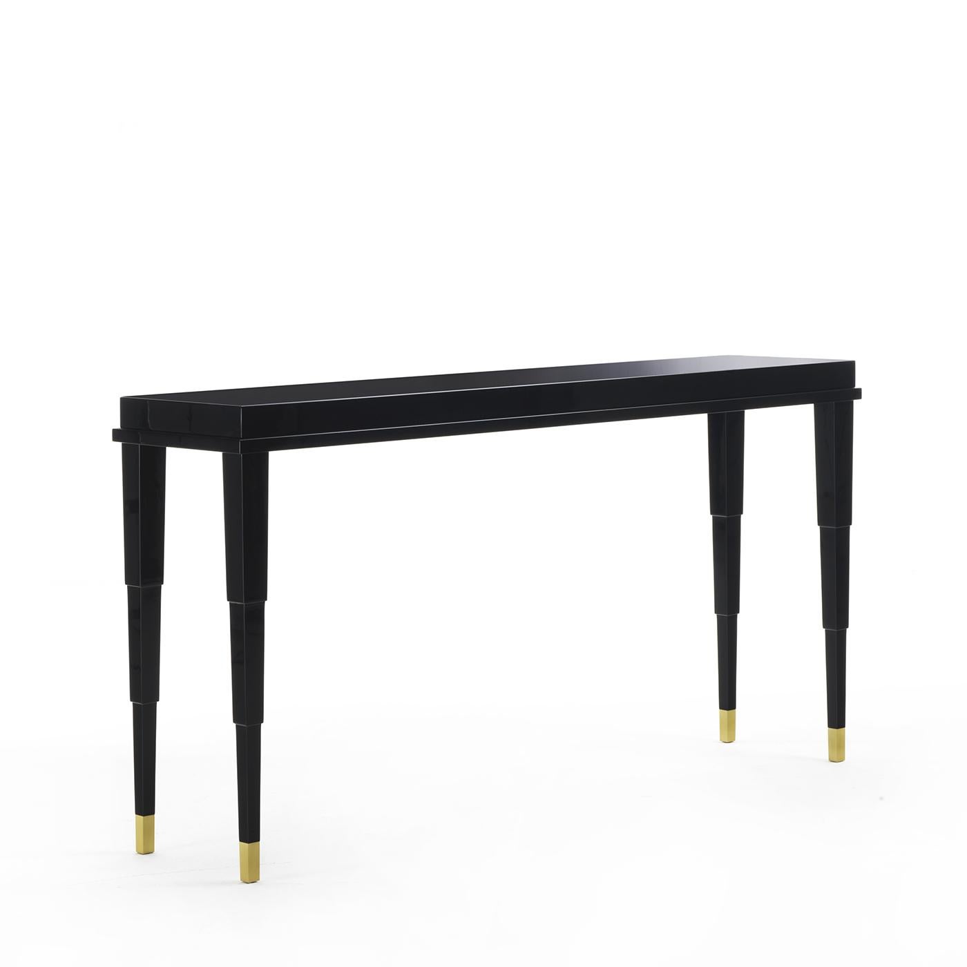 Sophisticated and timeless, this console is a stunning entryway piece for a modern or Classic home, where it will create a glamorous first impression, thanks to its elegant materials and unique silhouette. The structure in solid wood boasts a