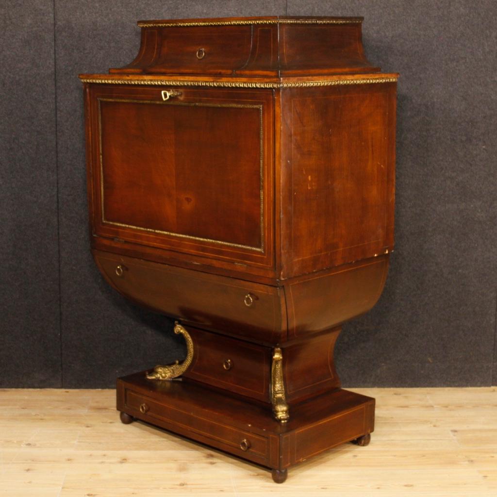 French secrétaire from 20th century. Furniture of fabulous line and decor pleasant inlaid in mahogany, walnut and maple. Double body secrétaire, removable for easy movement and insertion in the home, pleasantly adorned with gilded and chiseled