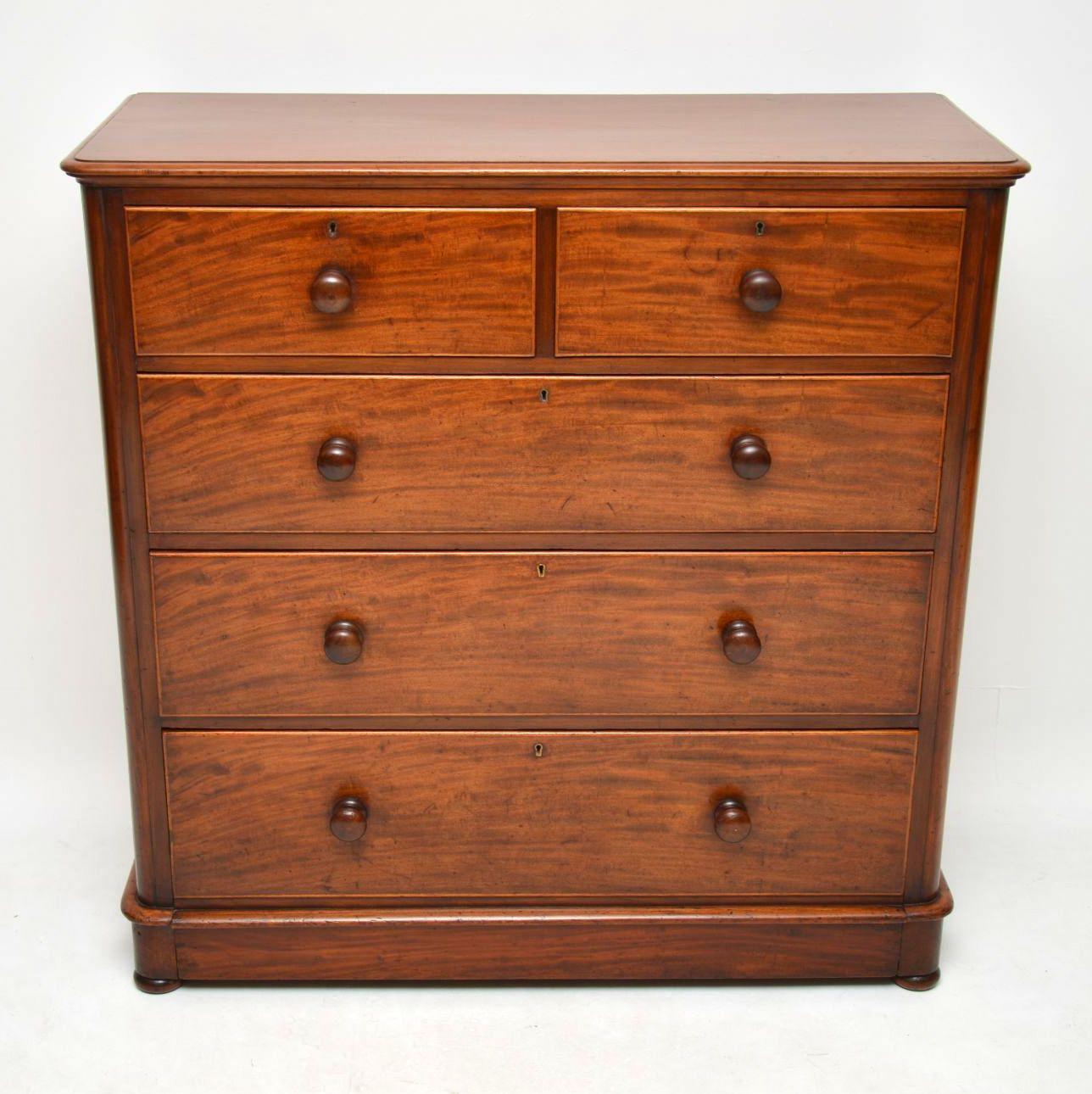 Large antique Victorian mahogany chest of drawers in excellent original condition and of very high quality. It has a solid mahogany top, curved corners, deep graduated drawers with turned bun handles, locks and Fine dovetails. We have made sure that