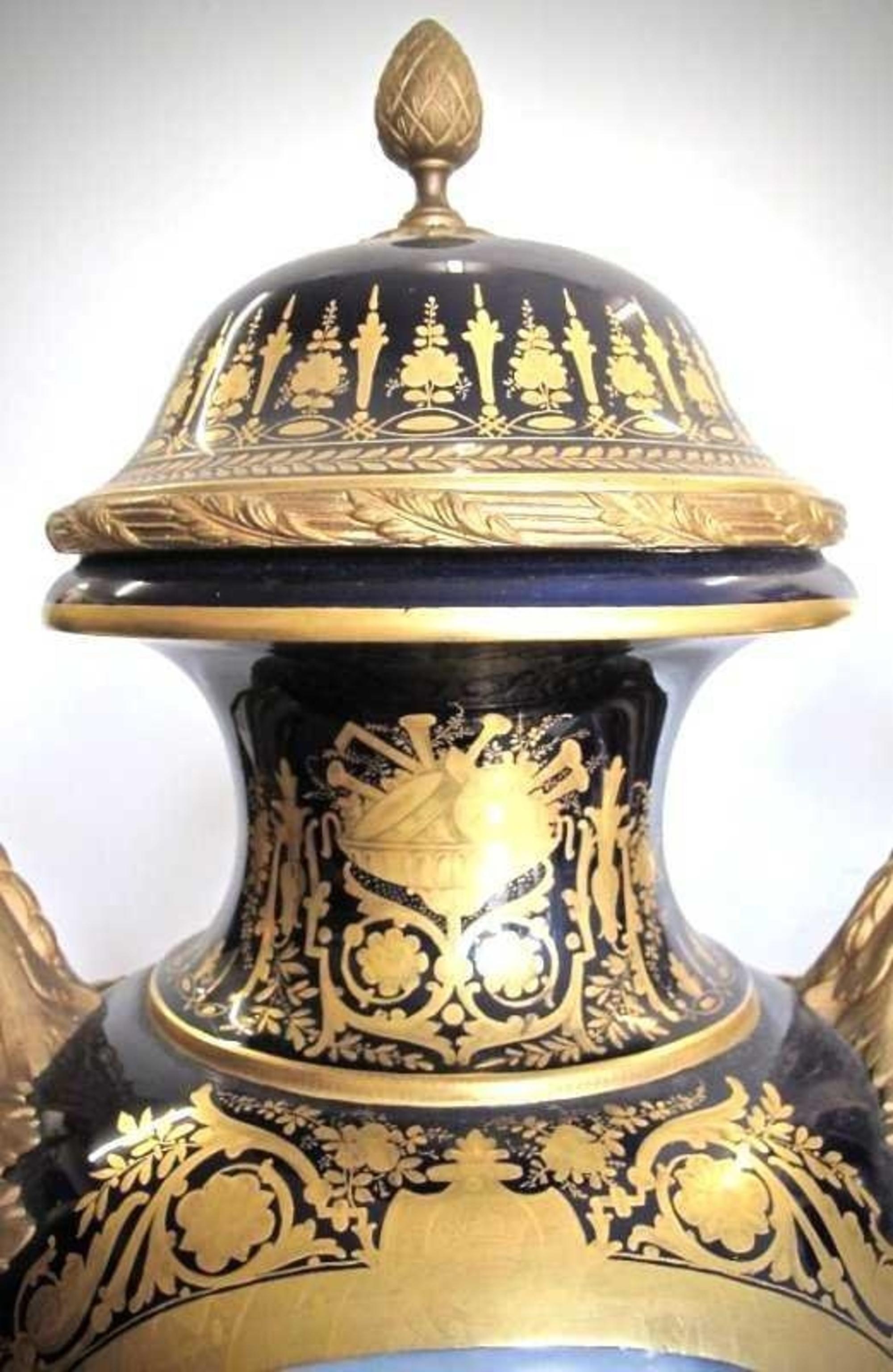 Ein großes und prächtiges Paar aus dem 19
Vasen und Deckel aus Goldbronze im Sevres-Stil.
Maße: Höhe 95 cm.
Der blaue, urnenförmige Korpus ist mit einem balzenden Paar bemalt, signiert E. Pierem,
mit einer Seeszene auf der Rückseite, das andere