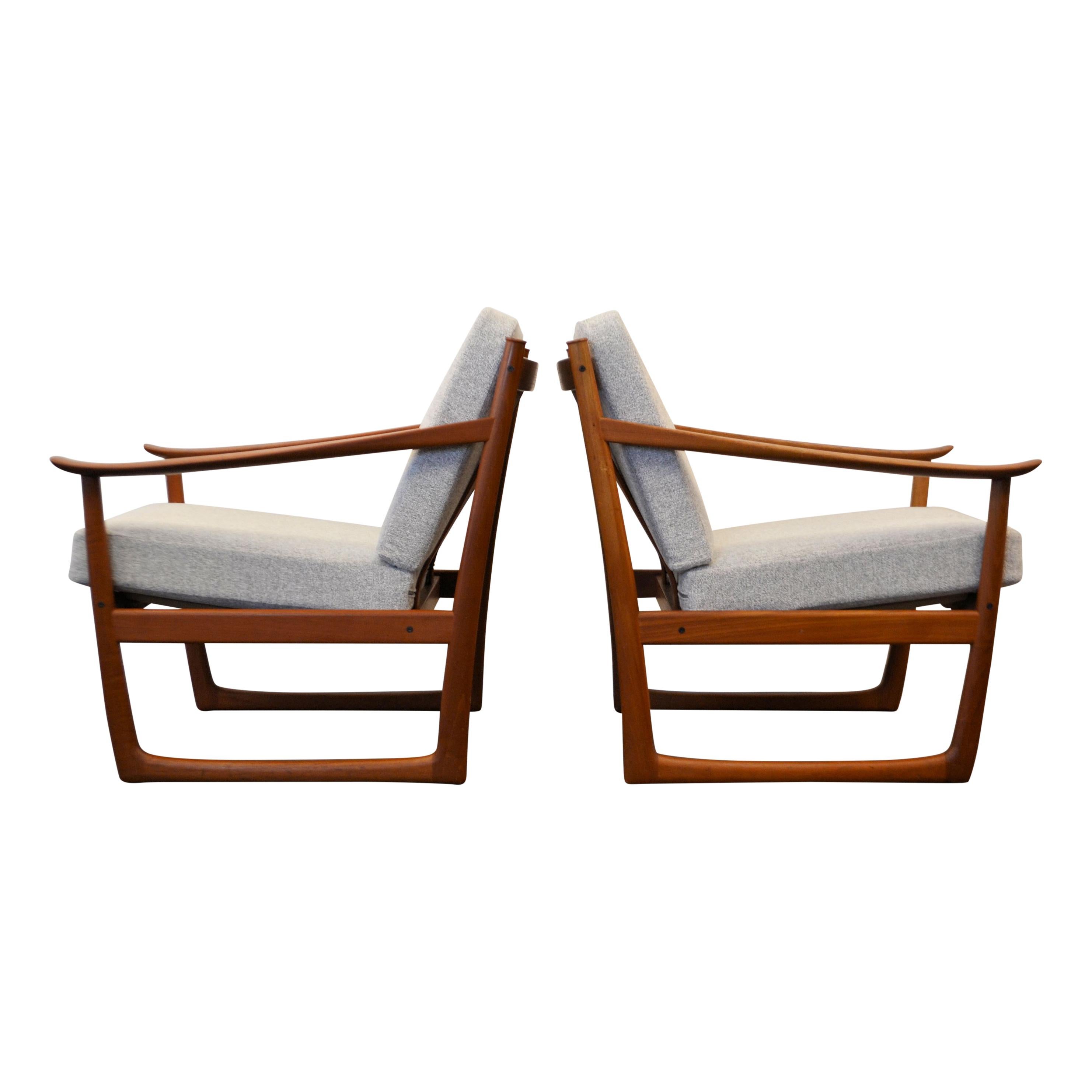 Set van 2 Mid-Century Modern Deense design teak fauteuils, model FD-130. Deze fauteuils zijn een prachtig ontwerp van het Deense duo Peter Hvidt & Orla Mølgaard Nielsen voor France & Son in de jaren 60. De slede poten zijn kenmerkend evenals de iets