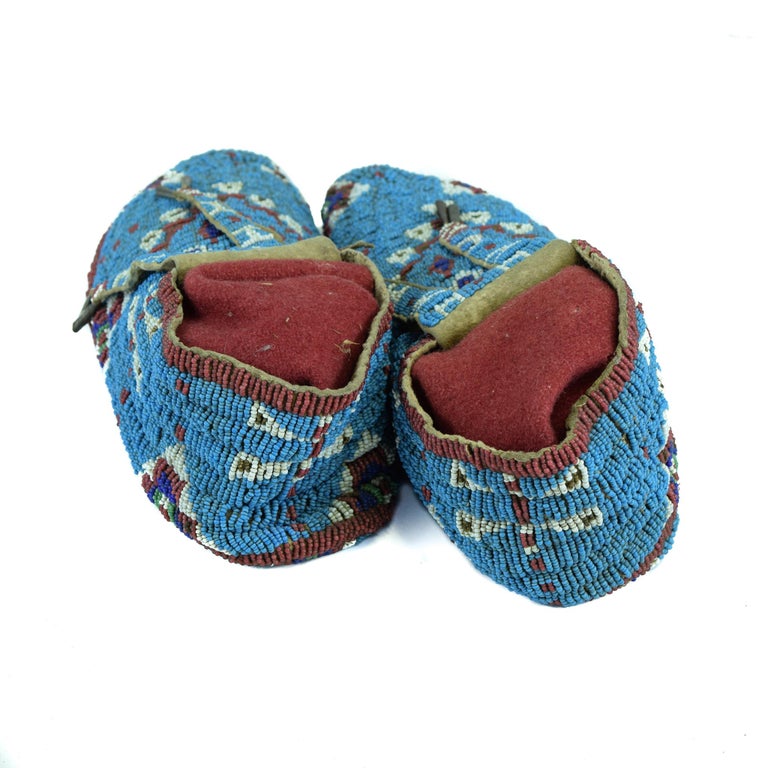 Sioux ceremonial moccasins with dragonflies. Fully beaded, including soles.

Period: circa 1880.

Origin: Sioux, Plains

Size: 9 3/4