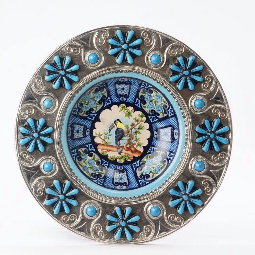 Always unique pieces is what you are going to hear about Jesus Guerrero Santo's work, all the pieces are handmade and created one by one it takes months to produce each peace.
This ceramica and white metal (alpaca) bowl centrepiece, was created in