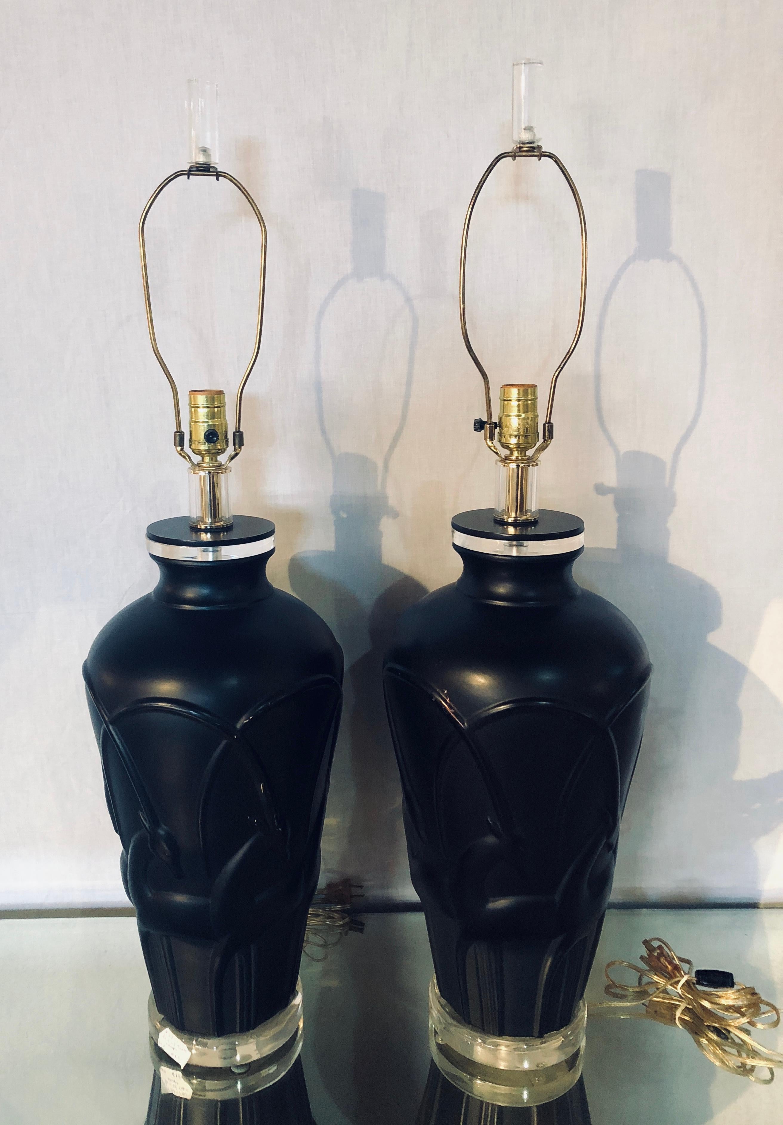 Art déco Paire de lampes de bureau noires de style Art Déco moderne à base en lucite et antilopes en vente