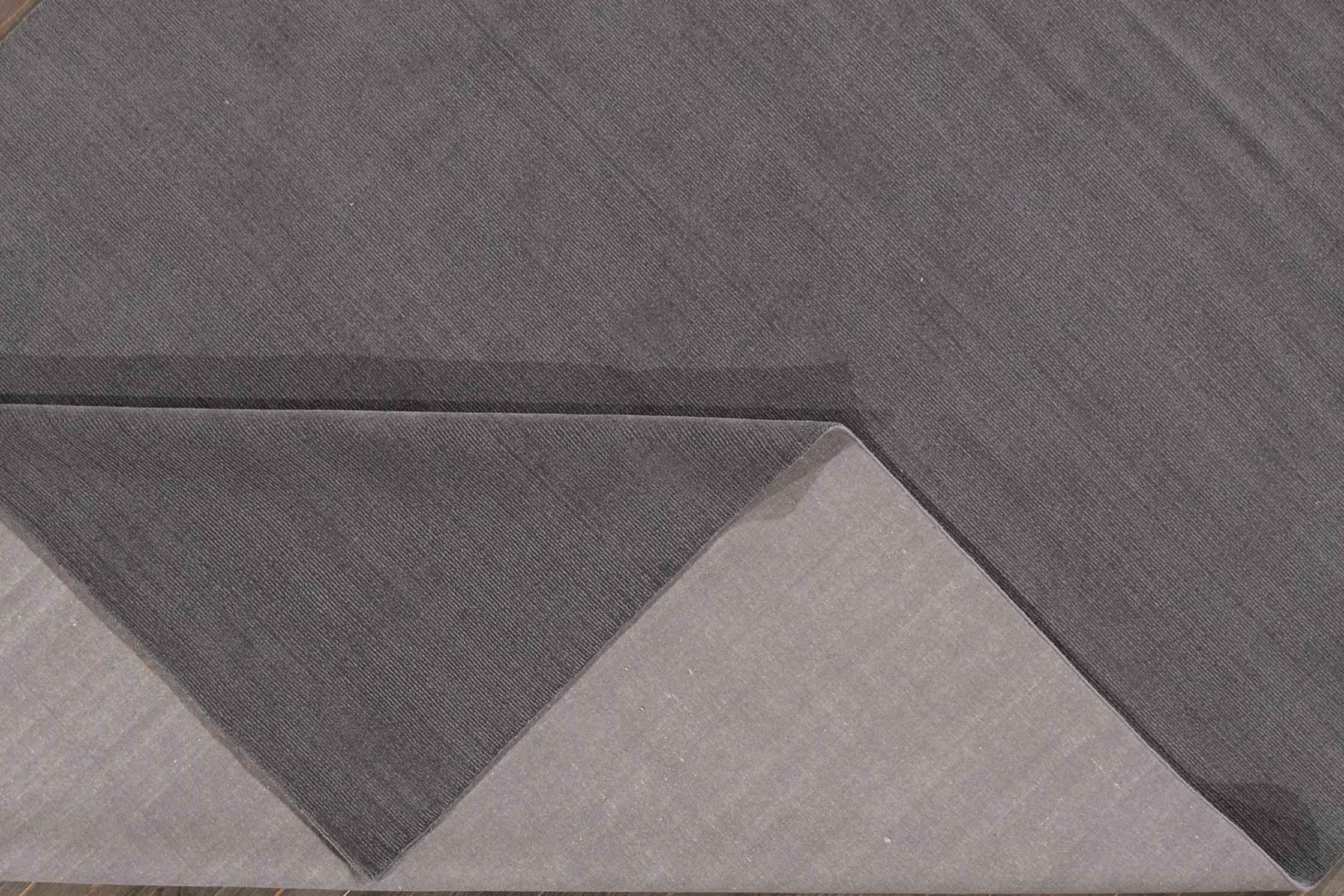 Ein moderner Übergangsteppich mit einem abstrakten Motiv in Holzkohle. Es wäre die perfekte Ergänzung für Ihr Zuhause. Dieser Teppich misst 9 x 12.

 