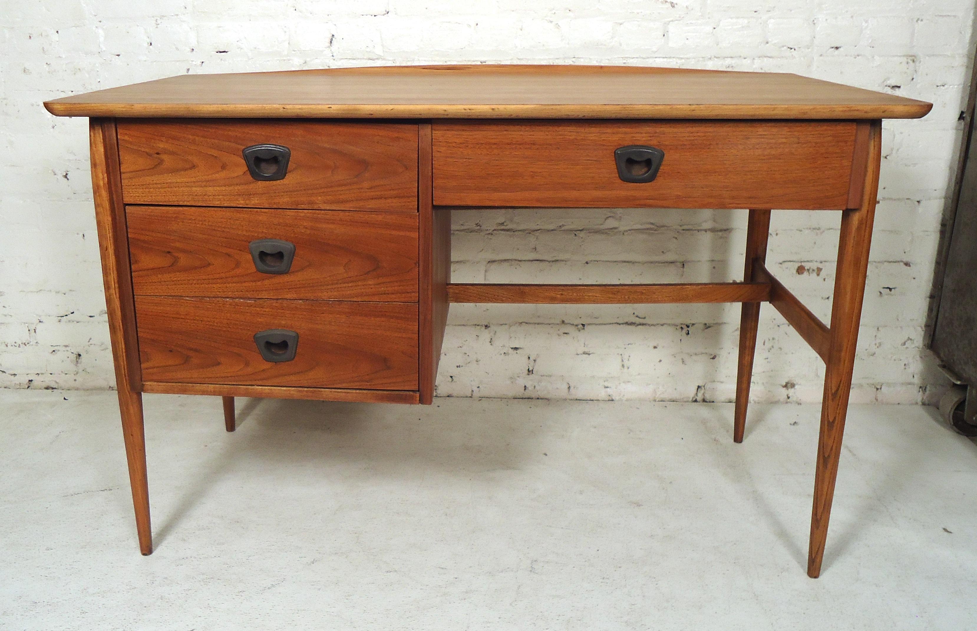 Bassett Furniture vintage American desk with walnut grain and oak trim. Three drawers, sculpted legs and curved top.

(Please confirm item location - NY or NJ - with dealer).
