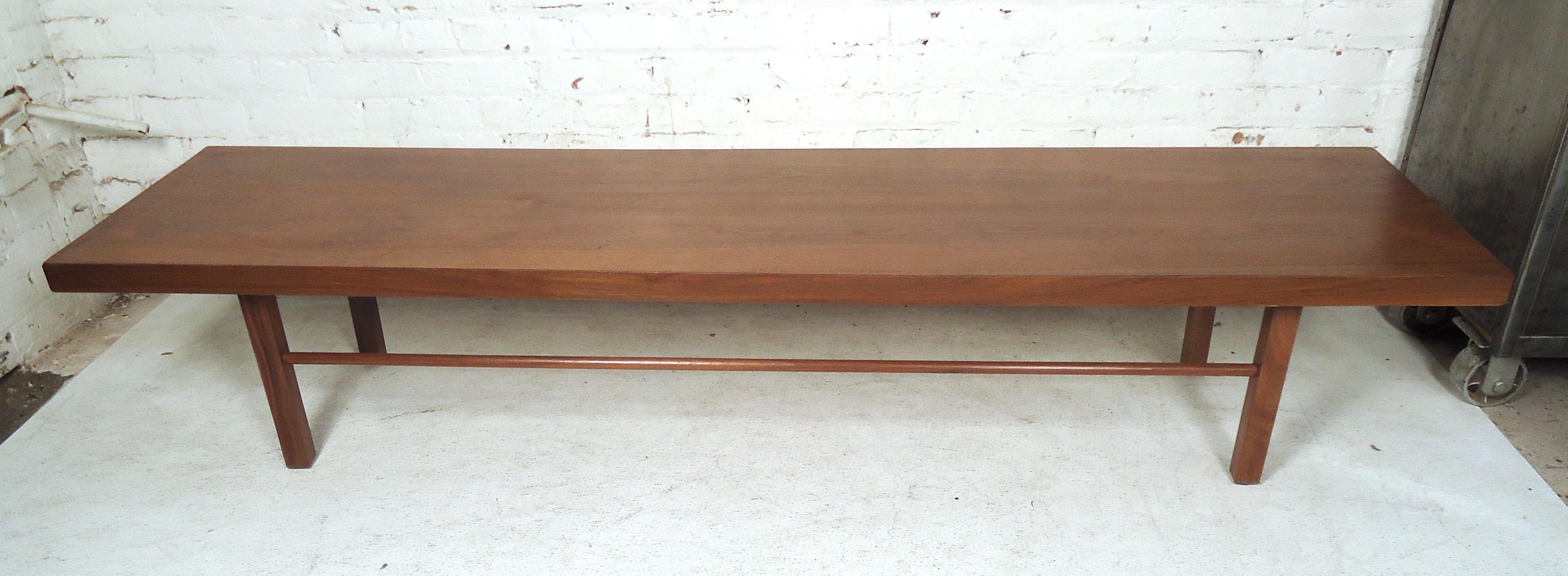 Superbe table basse moderne du milieu du siècle, avec un riche grain de noyer sur un ensemble de pieds robustes.

(Veuillez confirmer l'emplacement de l'article - NY ou NJ - avec le concessionnaire).