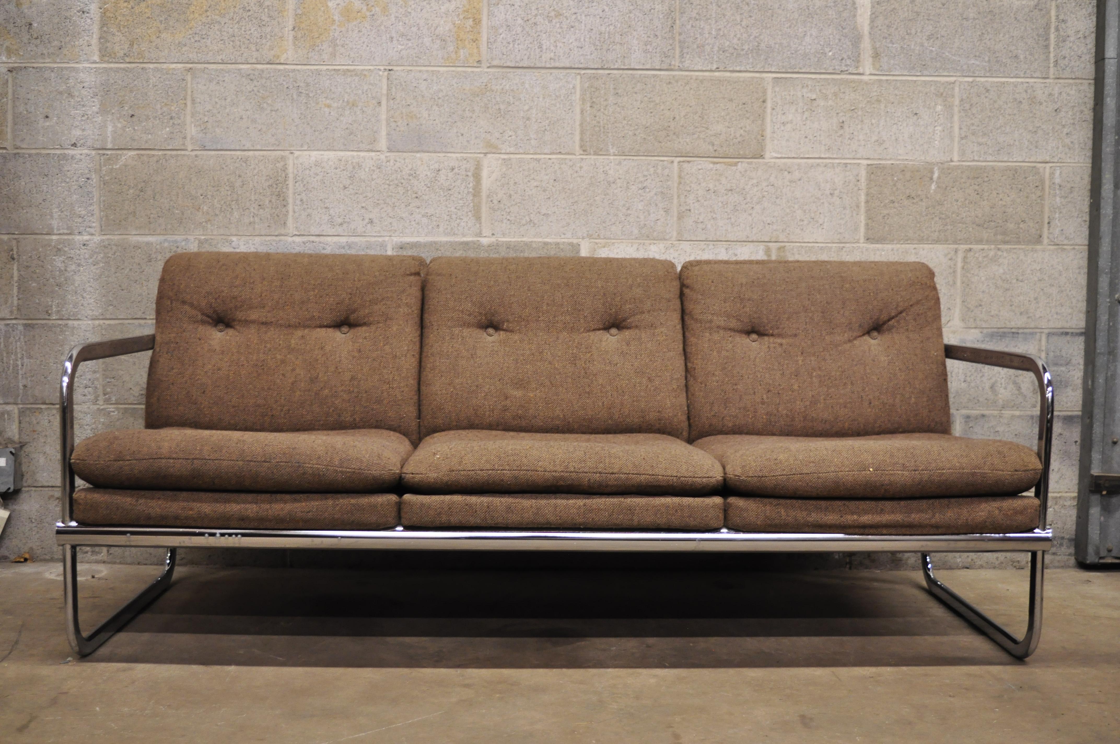 Mid-Century Modern chrome frame Milo Baughman style sofa by united chair. Item features chrome tubular rear support, chrome frame, sleek sculptural form, circa 1970. Measurements: 29