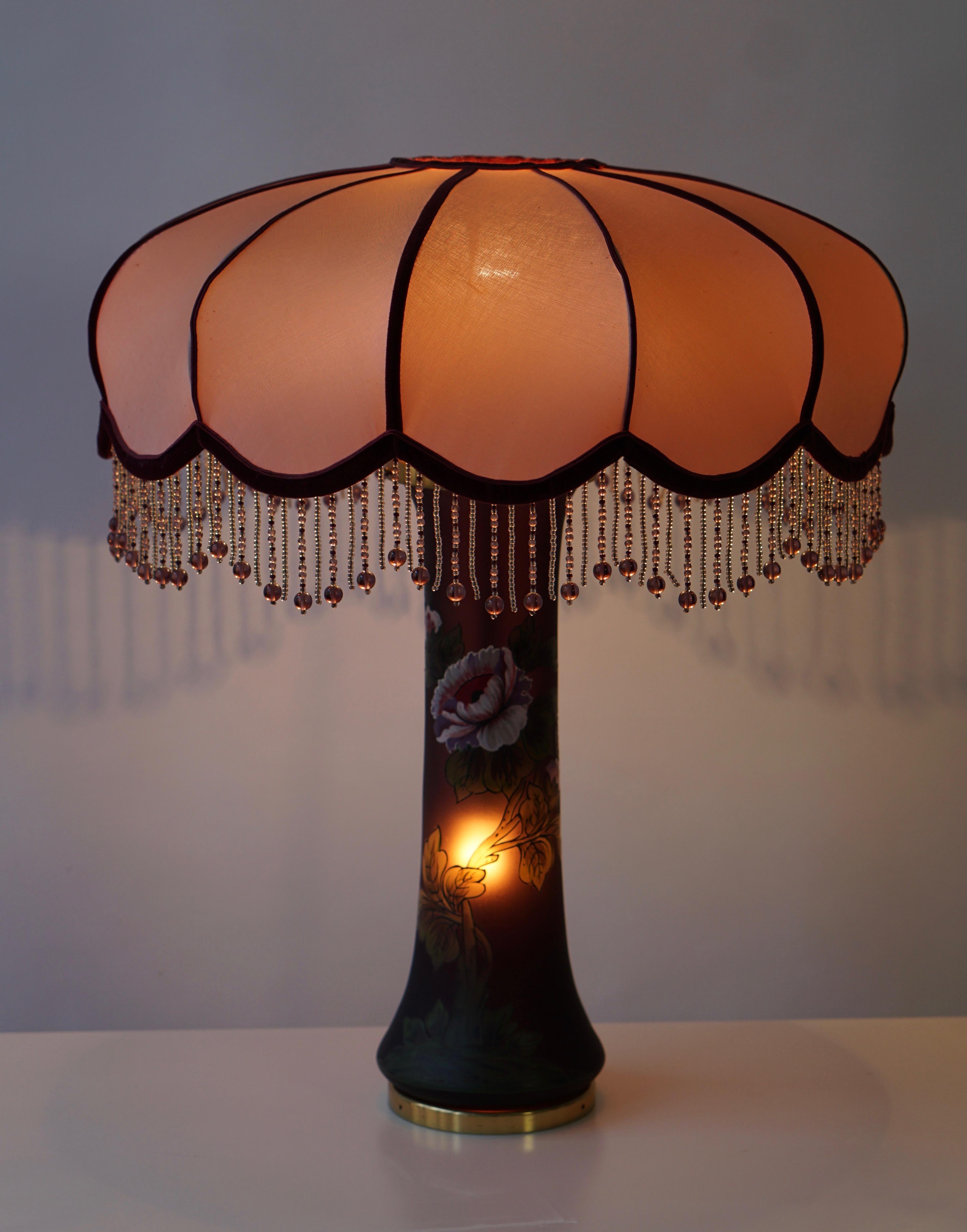 Art Nouveau table lamp in glass and brass.
Measures: Height 55 cm.
Diameter 50 cm.
One E27 bulb.
 