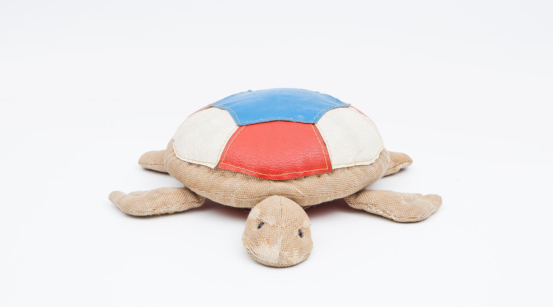 Schildkröte, Kinderspielzeug aus Jute und Leder von Renate Müller, Deutschland, 1971.

Authentisches Tierspielzeug aus den 1970er Jahren von Renate Müller. Einzigartig in Form und Verarbeitung. Dieses Beispiel zeigt eine Skateschnecke aus Jute auf
