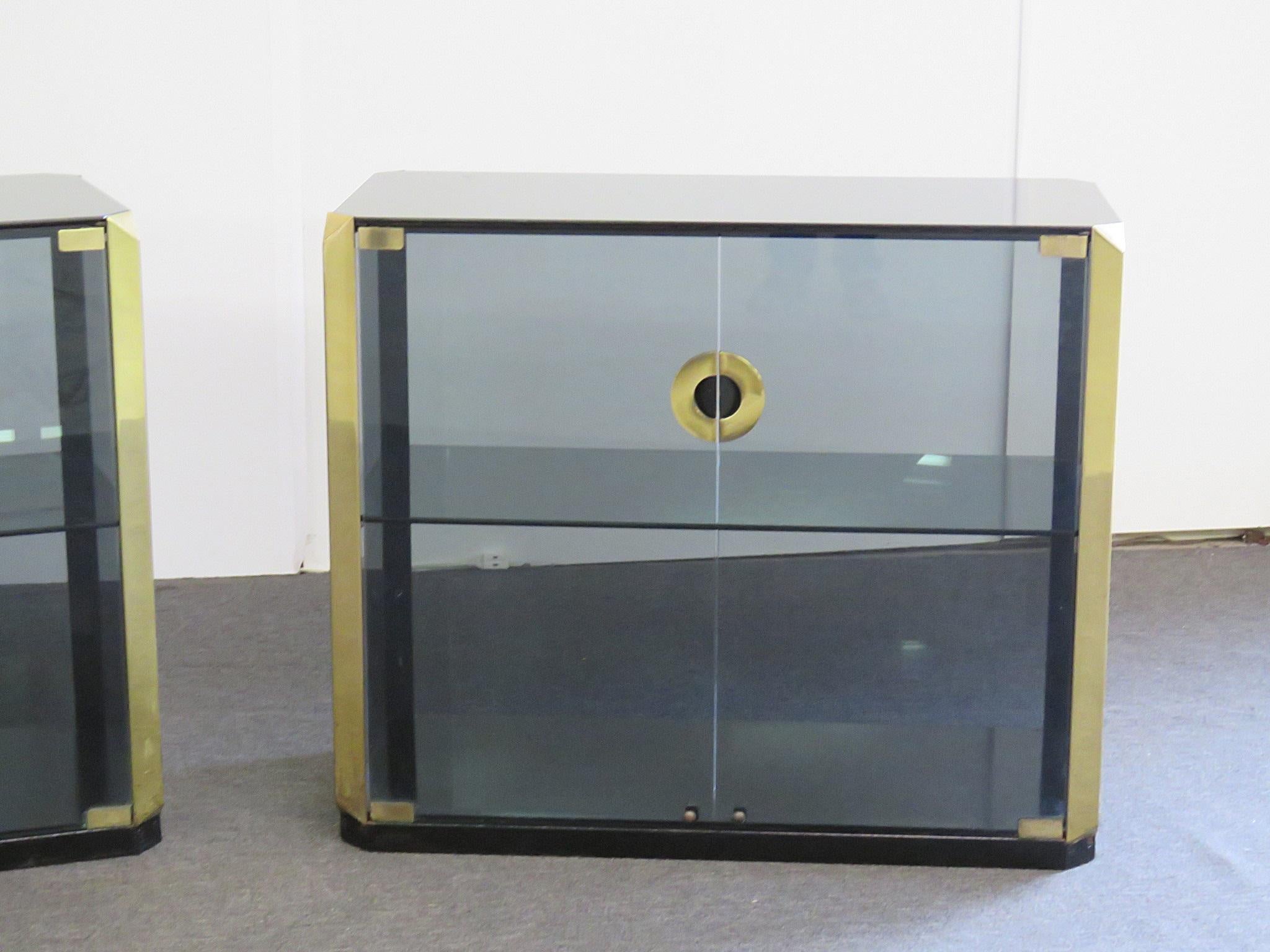 Pair of Mid-Century Modern Brass Willy Rizzo Display Vitrine Cabinets In Good Condition In Swedesboro, NJ