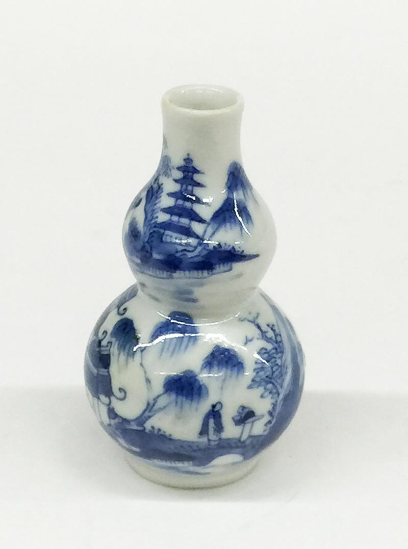 small blue and white chinese vases