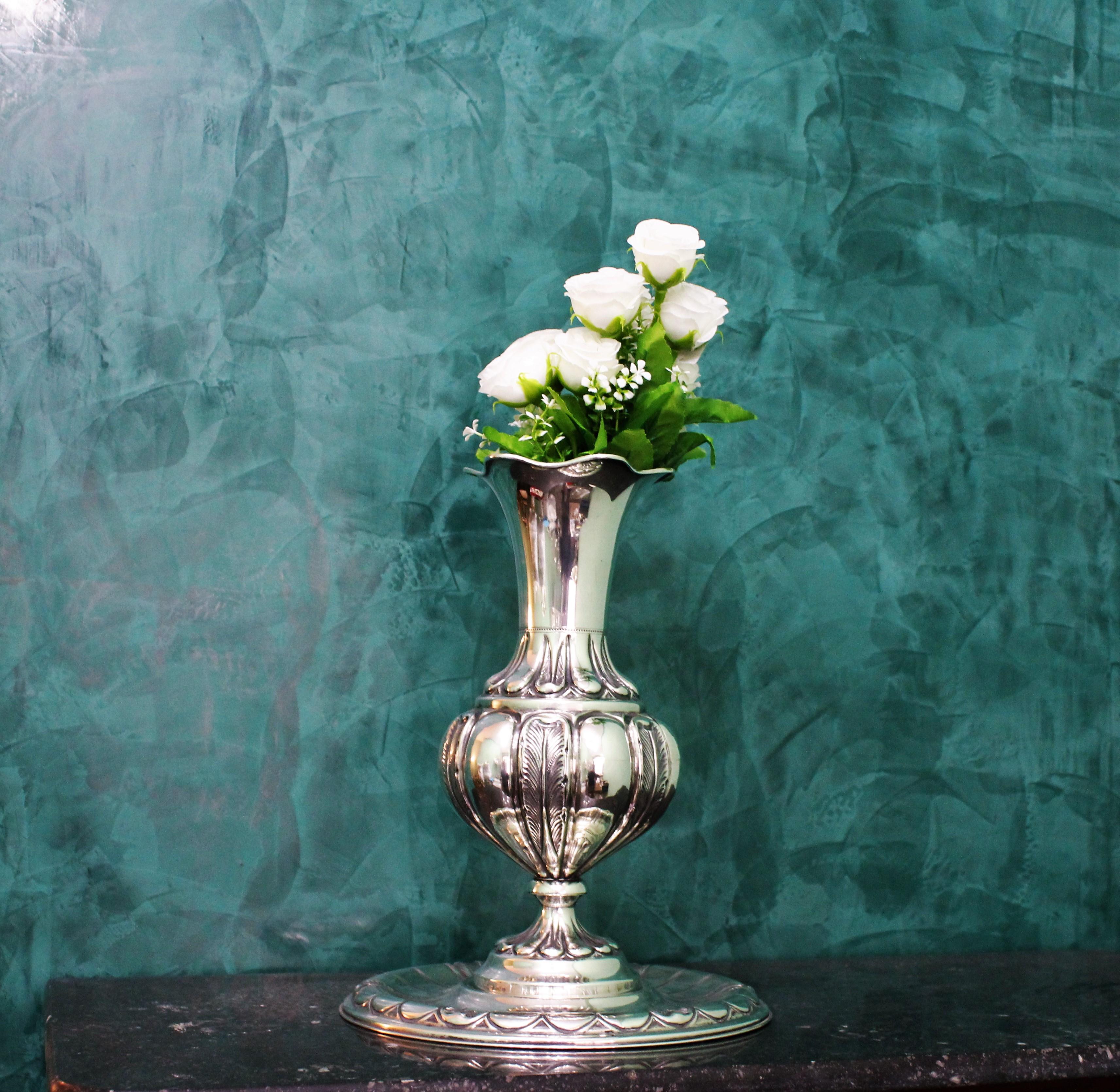 20th Century Baroque Engraved Italian Silver Flower Vase with Plate Milan, 1940s In Good Condition For Sale In Florence, IT