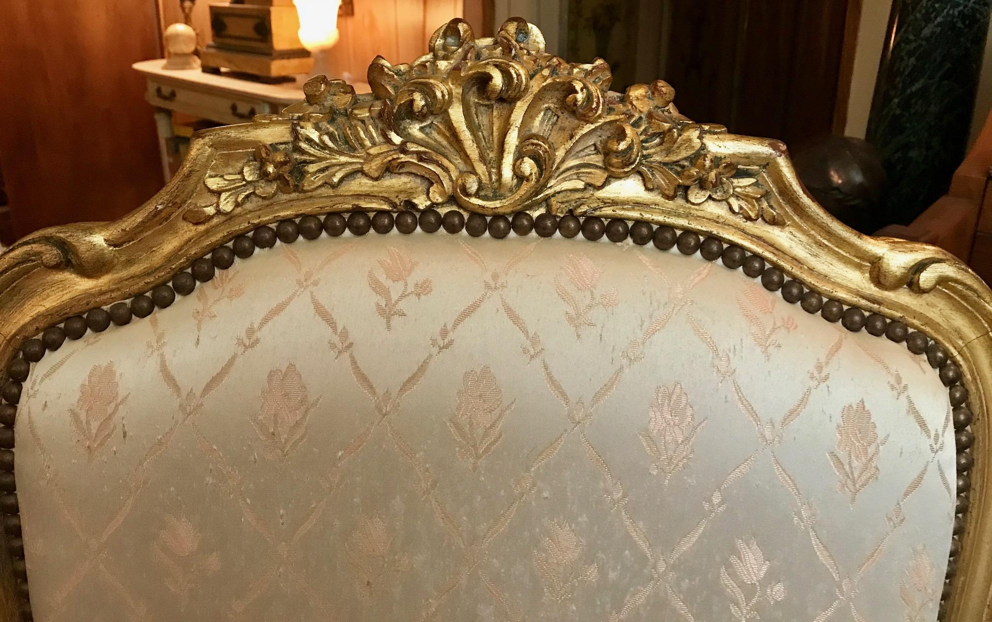 Sillón de madera dorada tallada estilo Luis XV Fauteuil Francés en venta