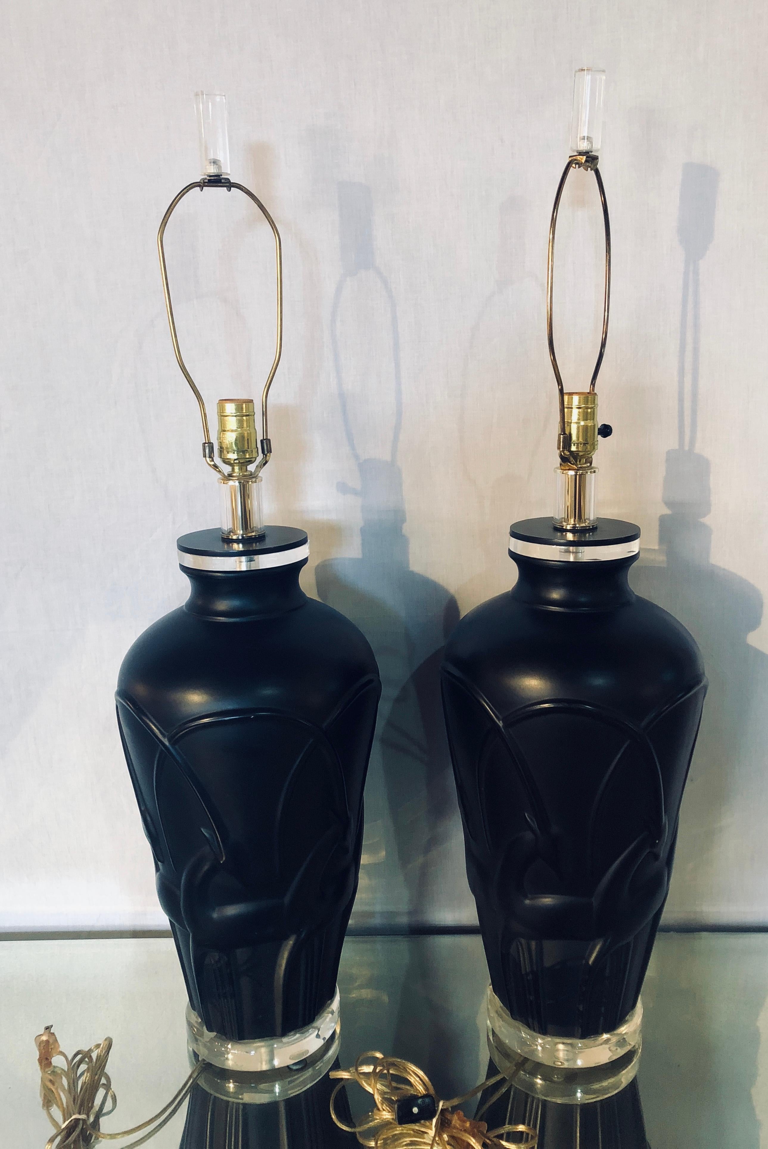 Paire de lampes de bureau noires de style Art Déco moderne à base en lucite et antilopes Bon état - En vente à Stamford, CT