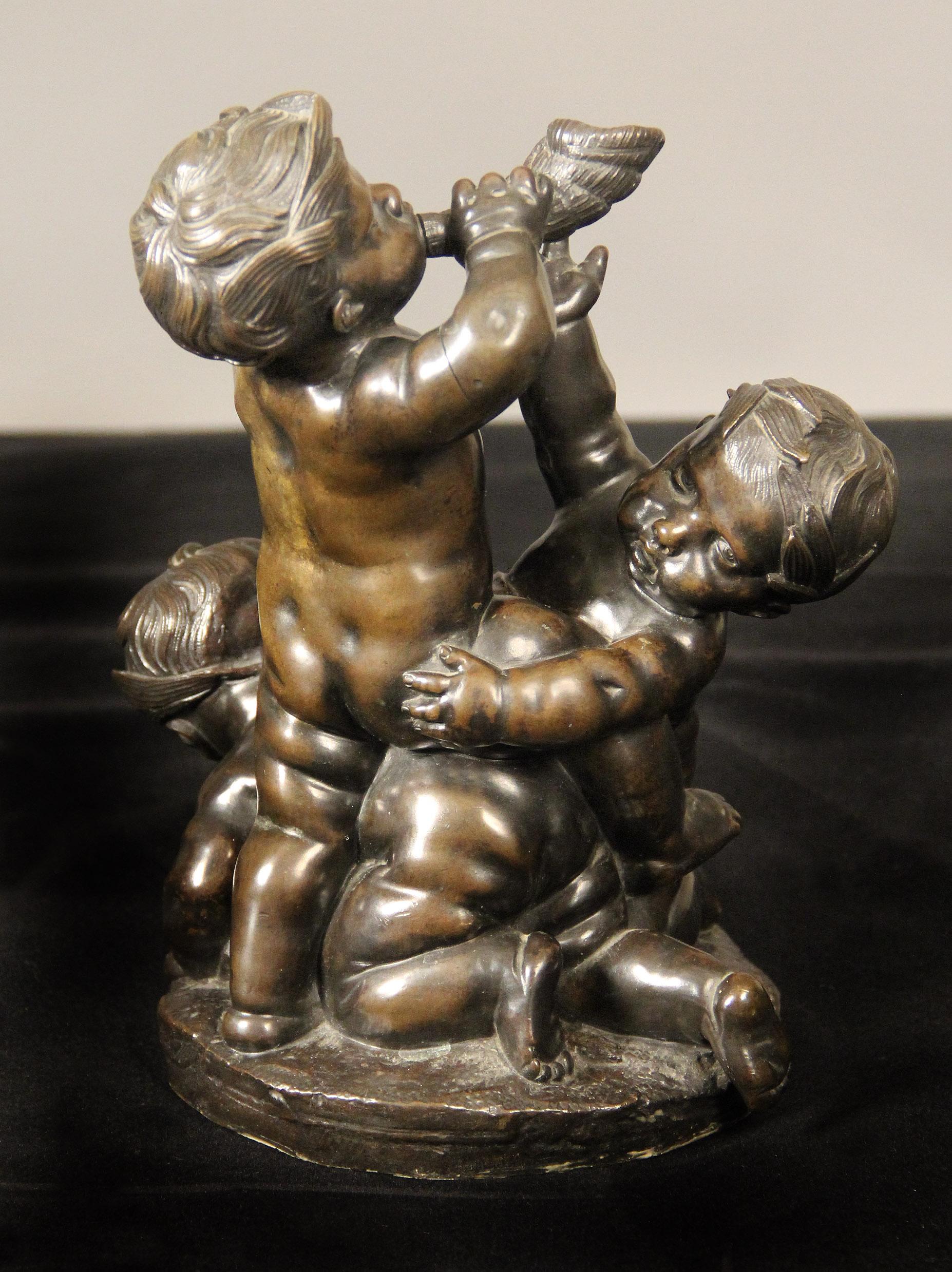 Schönes Paar Bronzen von Putten beim Spiel aus dem späten 19. Jahrhundert (Belle Époque) im Angebot