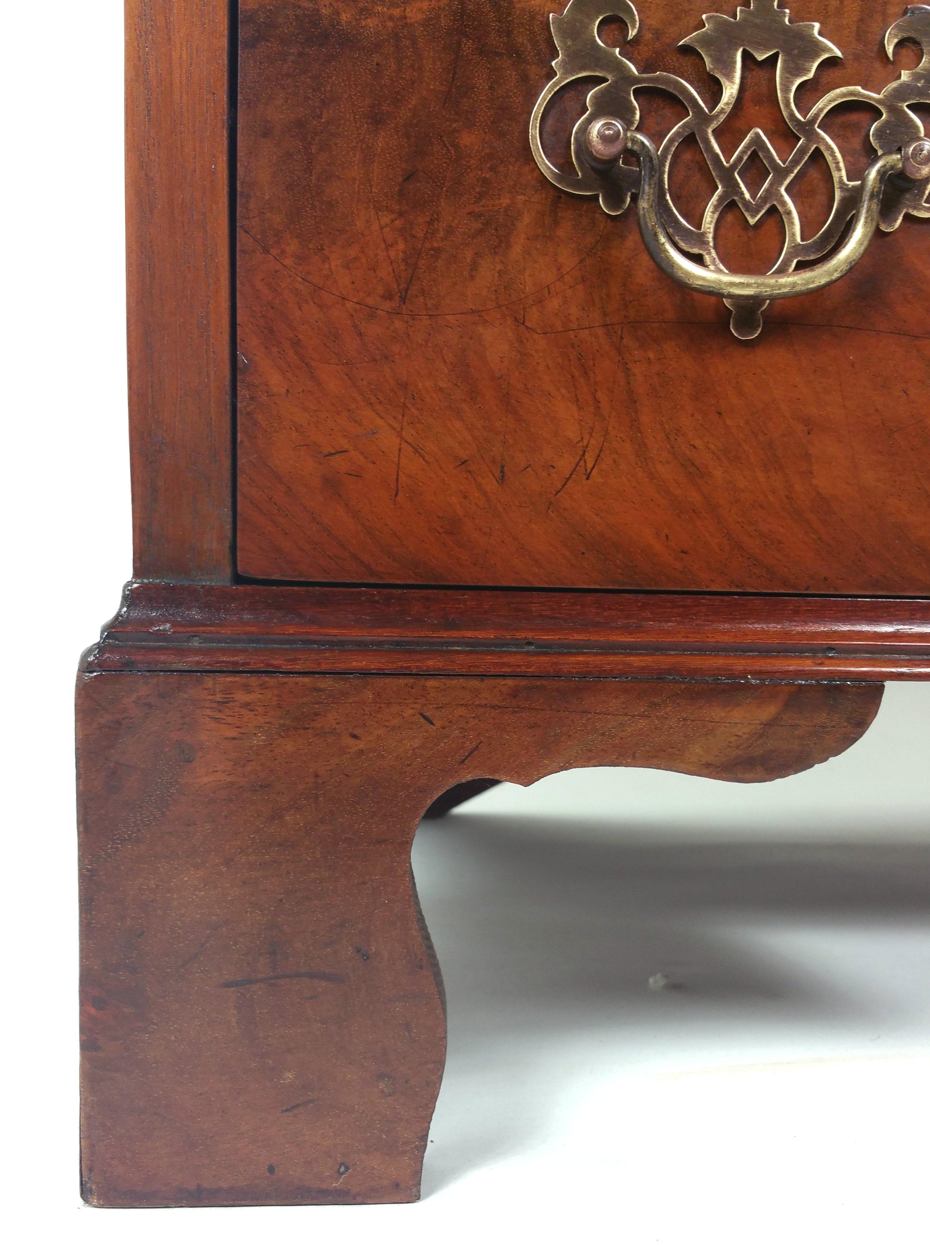 George III Mahogany Knee Hole Desk In Good Condition For Sale In London, west Sussex