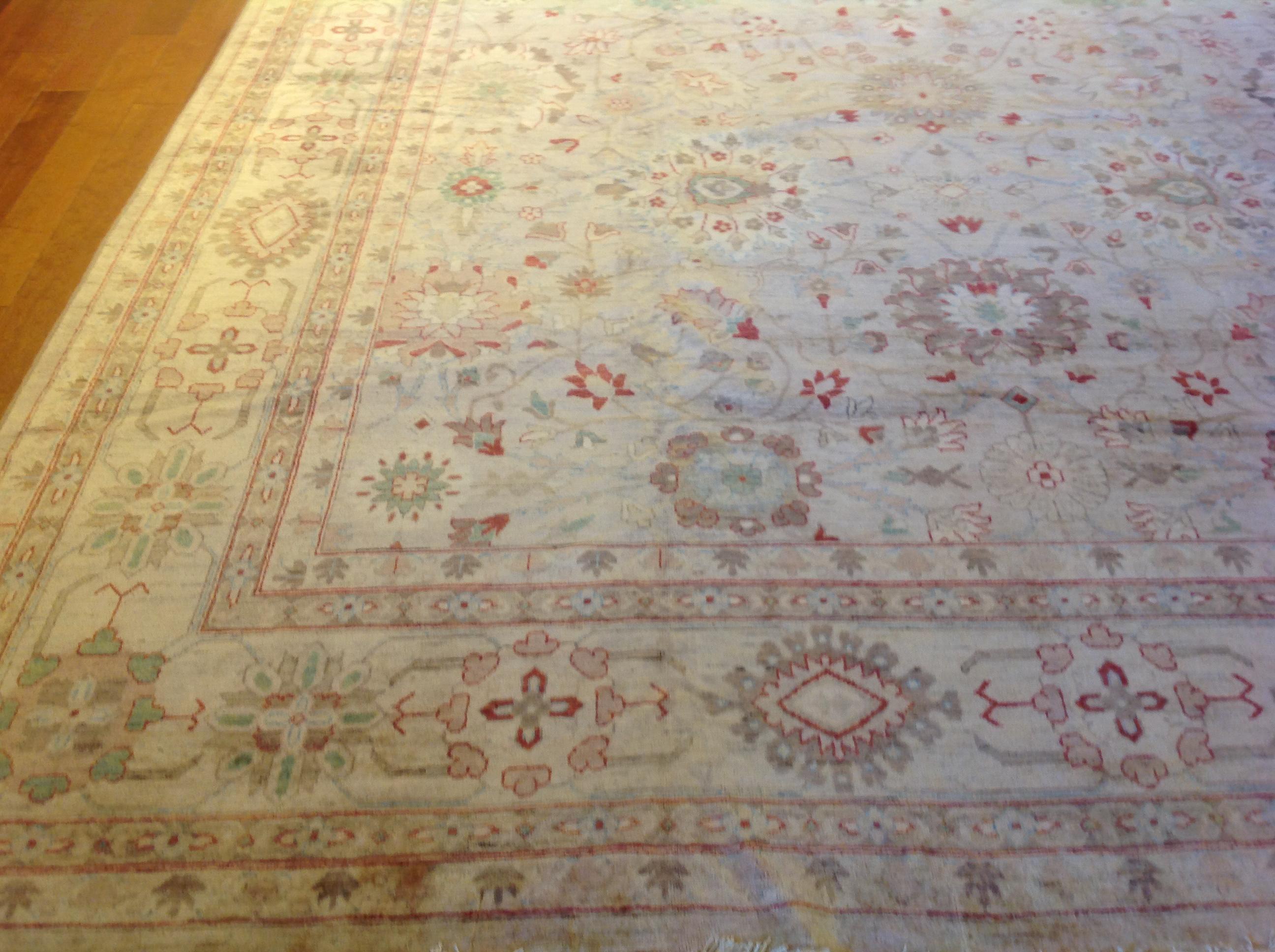 Wool Area Rug with Traditional Pakistani Floral Design In New Condition In Los Angeles, CA