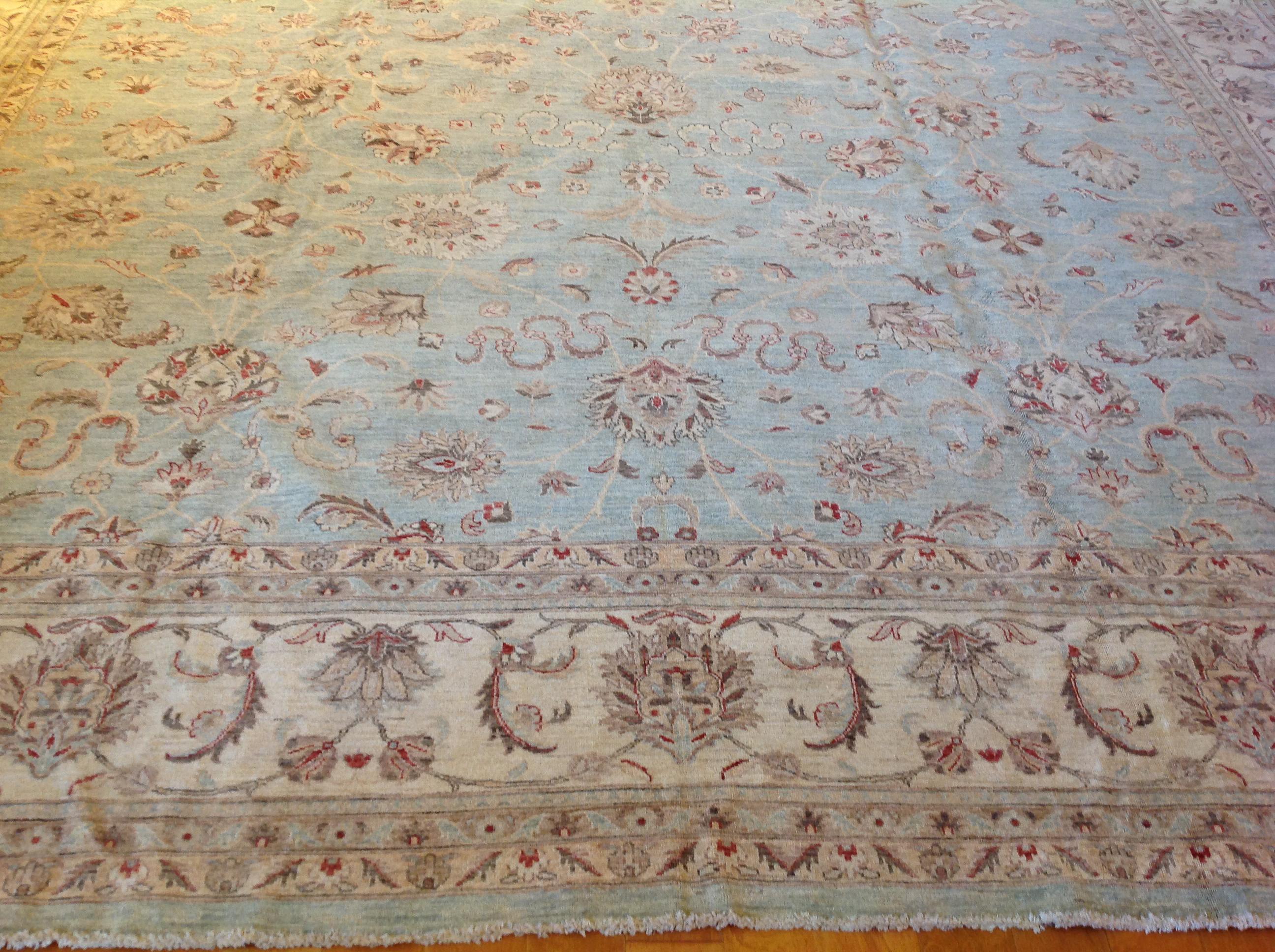 Traditional Pakistani Wool Area Rug In New Condition For Sale In Los Angeles, CA