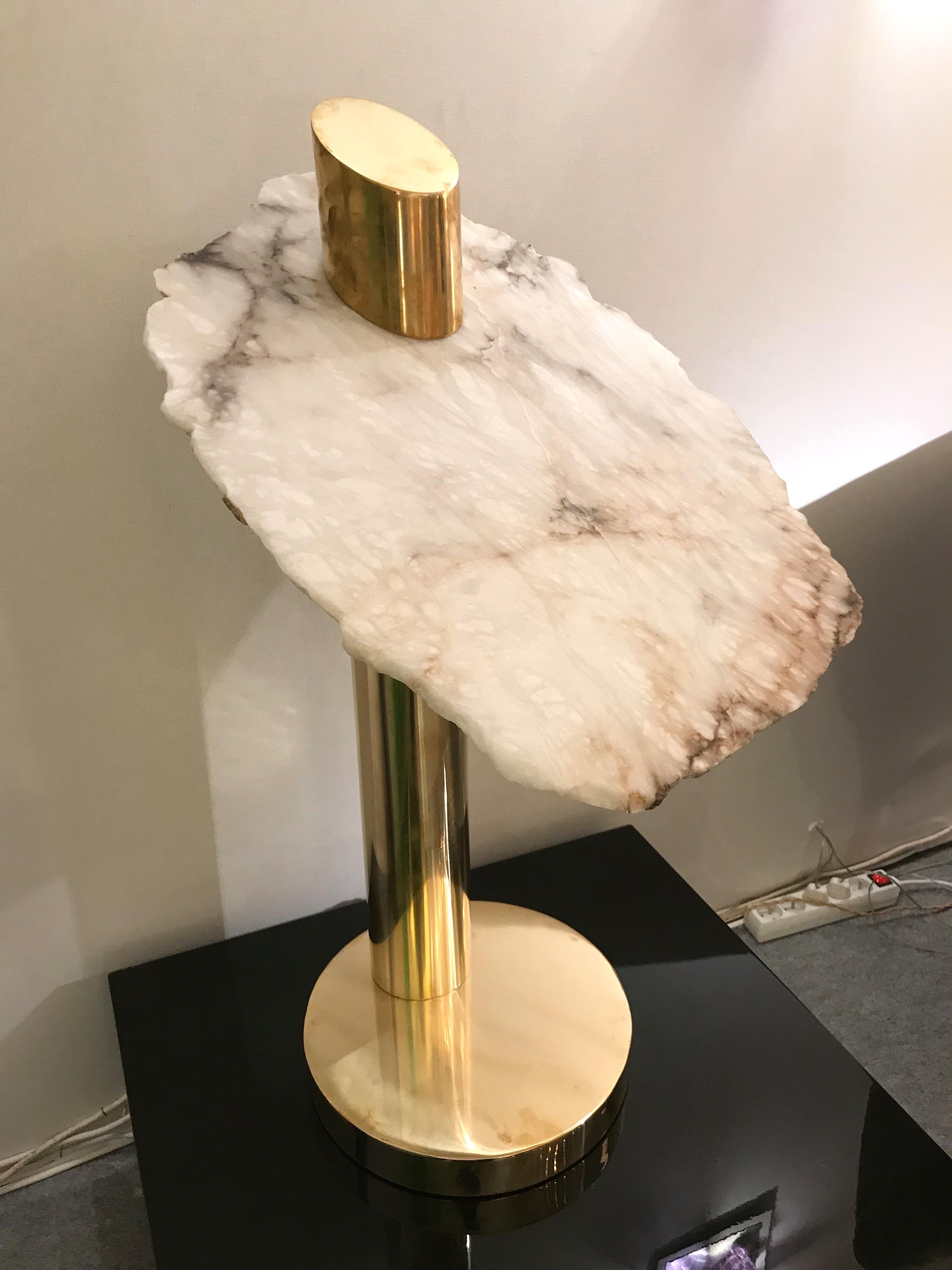 Contemporary Pair of Brass Alabaster Totem Lamps, Italy In New Condition In SAINT-OUEN, FR