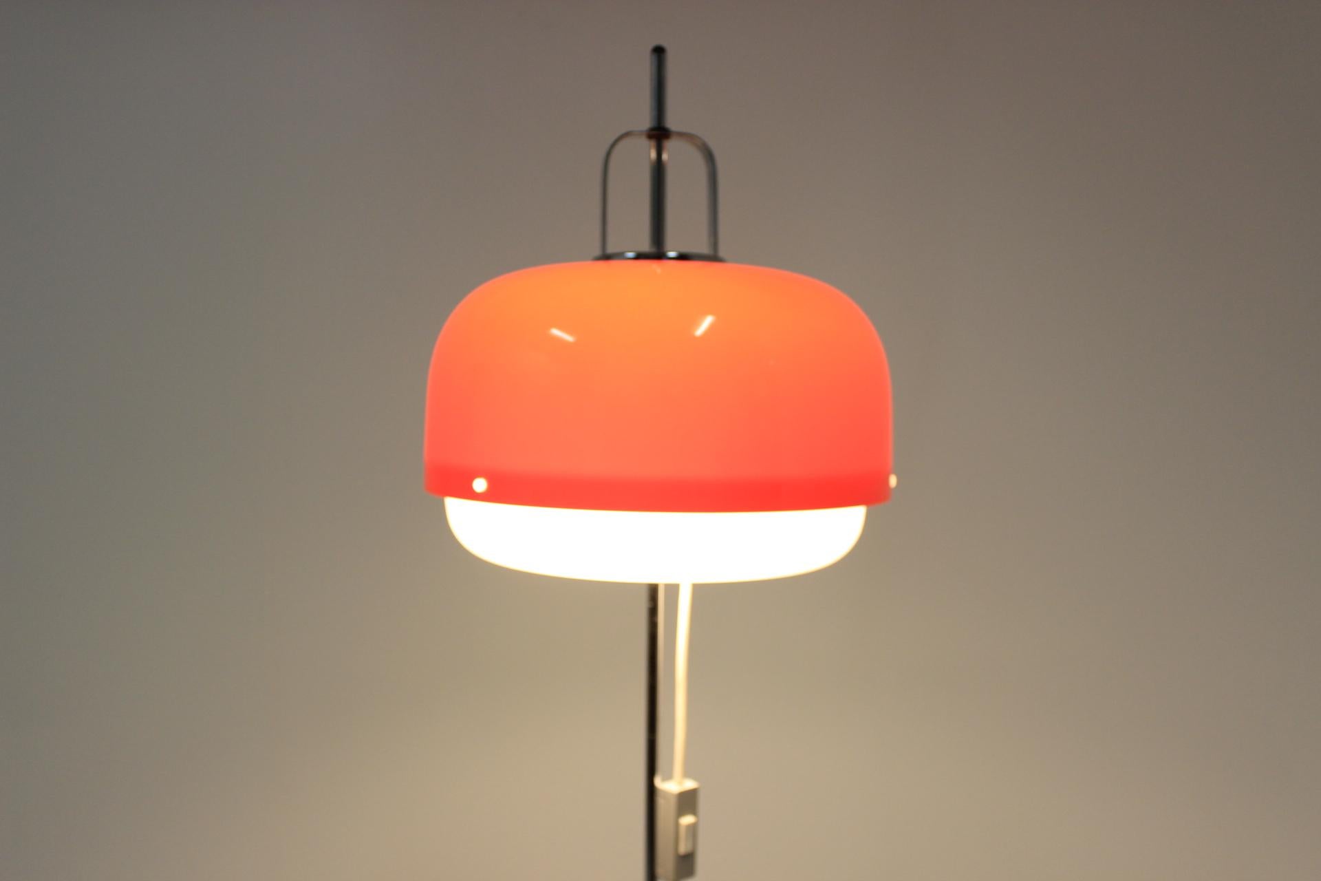 Design Floor Lamp / Harvey Guzzini / Meblo, 1970s (Ende des 20. Jahrhunderts)