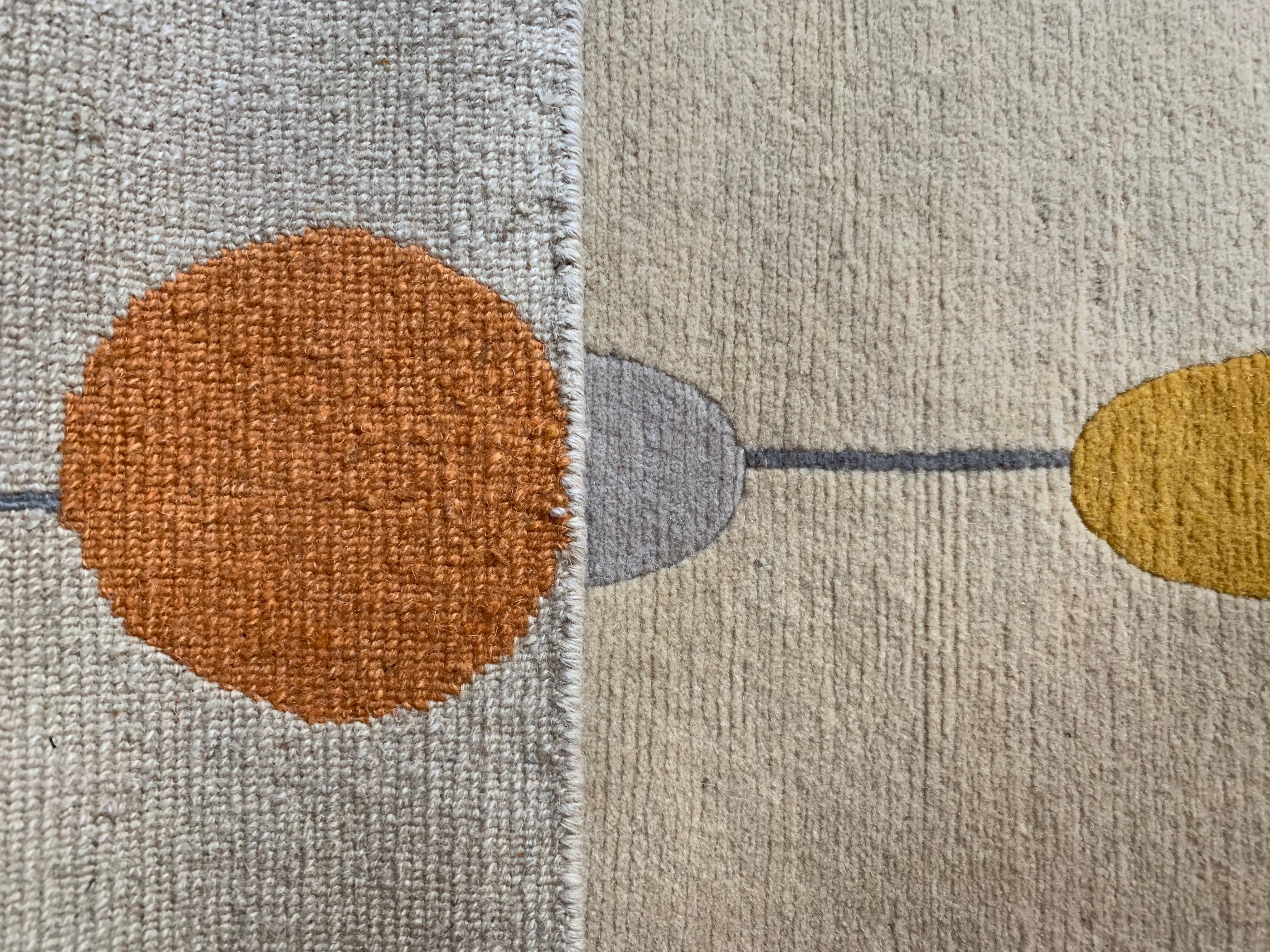 Beige and Multicolor Accent Beads Round Handknotted Wool Rug im Zustand „Neu“ im Angebot in New York, NY