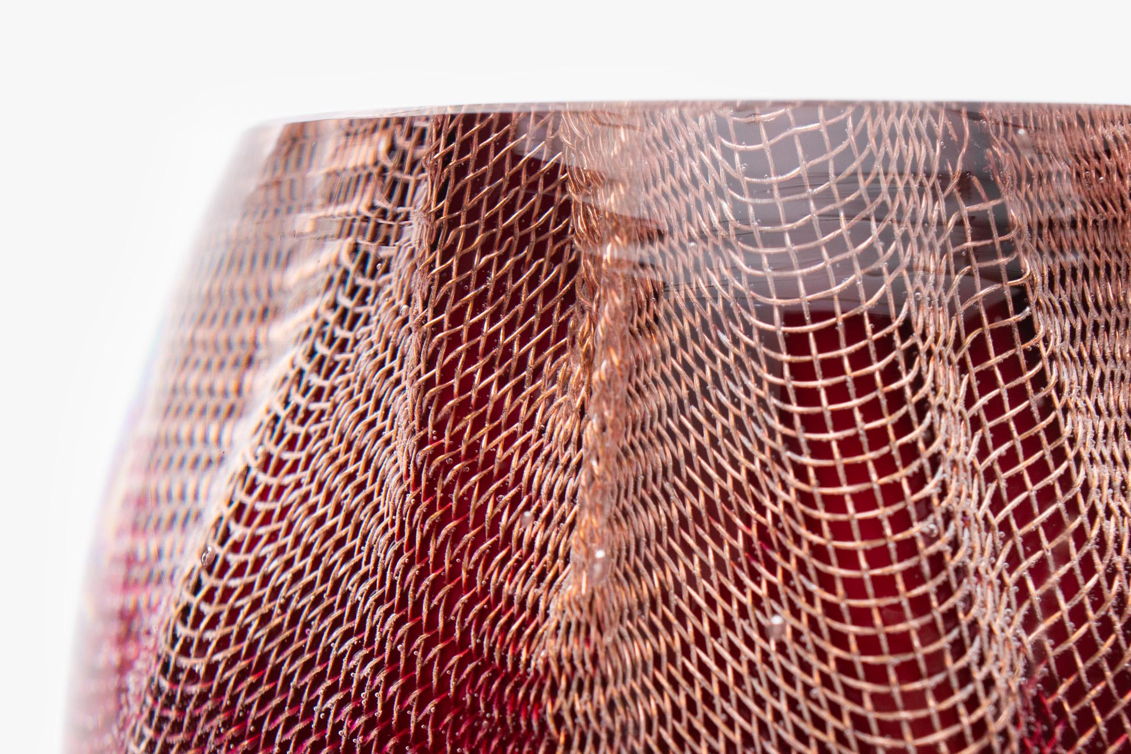 Glass and Copper Mesh Vase by Omer Arbel For OAO Works, Fuschia im Zustand „Neu“ im Angebot in Vancouver, British Columbia