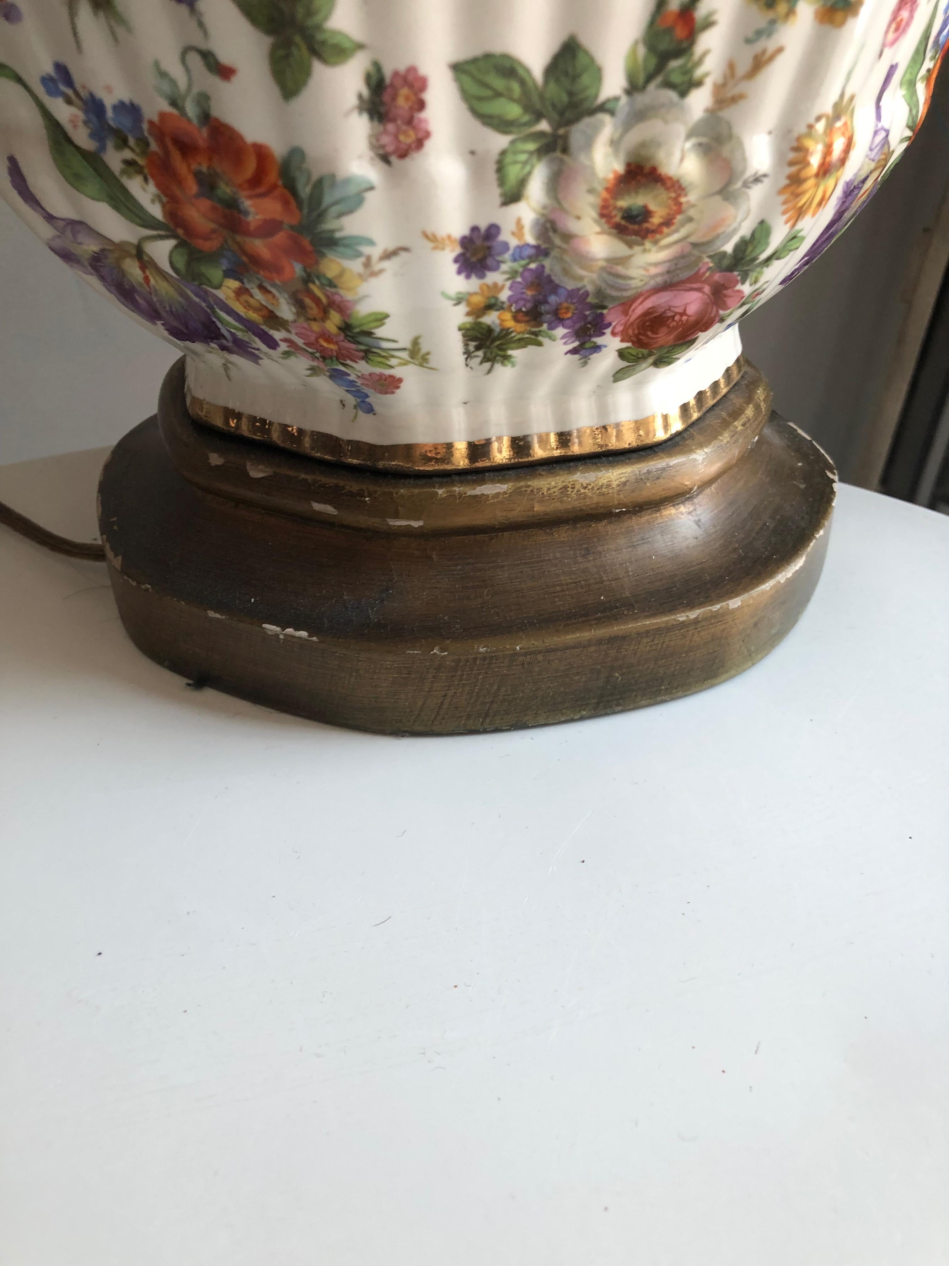 Handbemalte Chinoiserie-Tischlampe aus vergoldetem, geblümtem Porzellan, Monumental (20. Jahrhundert) im Angebot