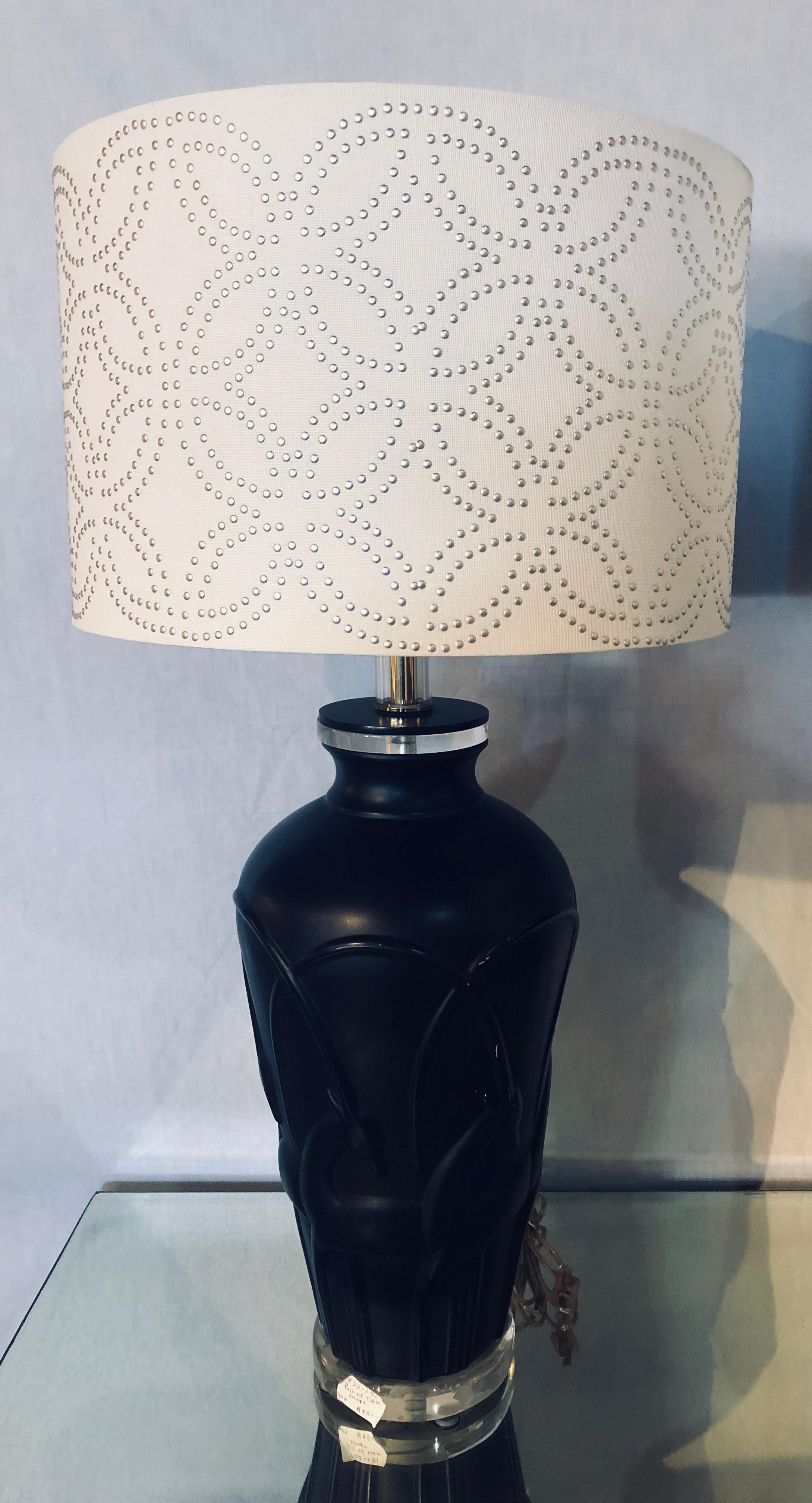 20ième siècle Paire de lampes de bureau noires de style Art Déco moderne à base en lucite et antilopes en vente