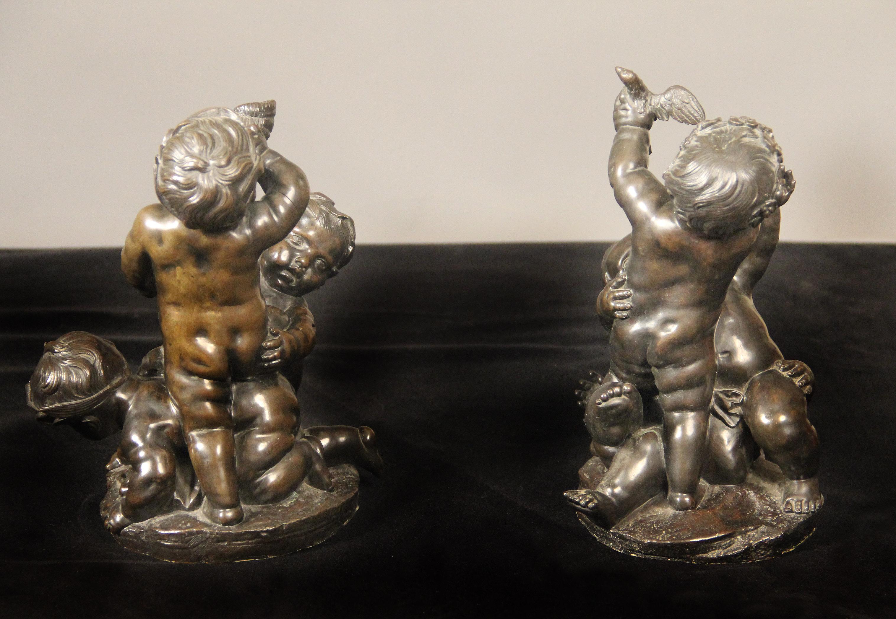 Schönes Paar Bronzen von Putten beim Spiel aus dem späten 19. Jahrhundert (Französisch) im Angebot