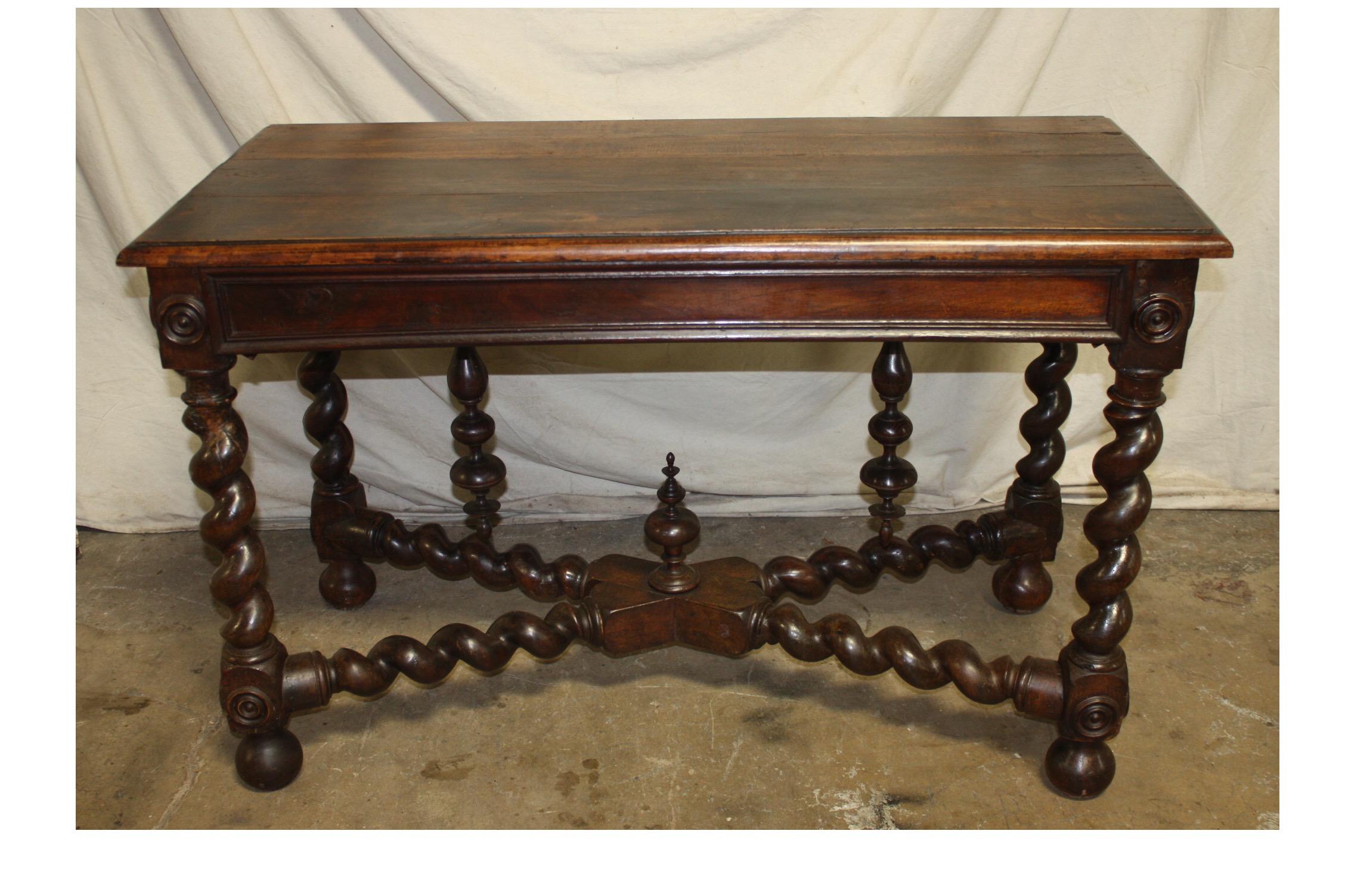 Walnut Superbe 18th Century, French Writing Table