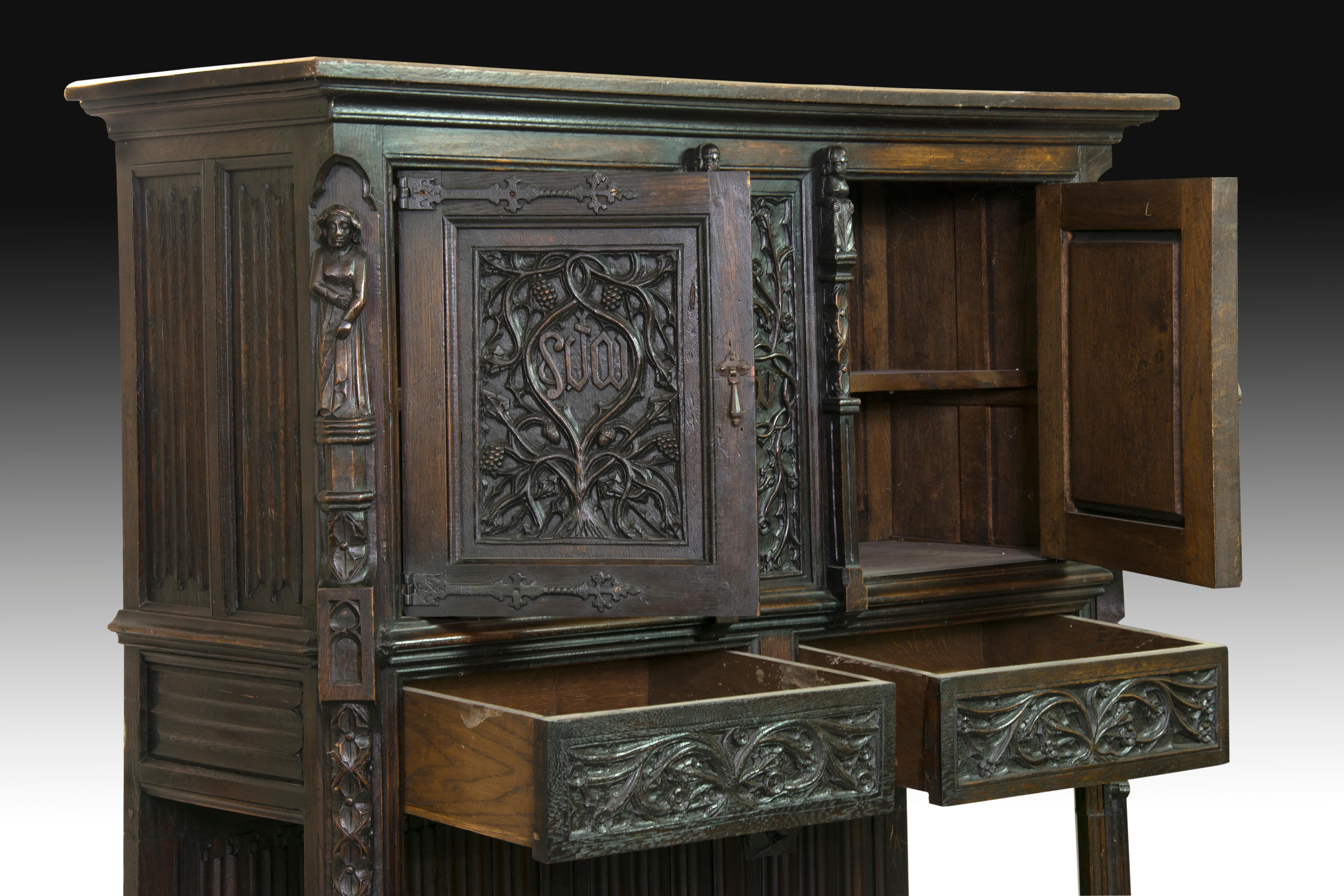 Neogothic Cupboard, Oak, 19th Century In Fair Condition For Sale In Madrid, ES
