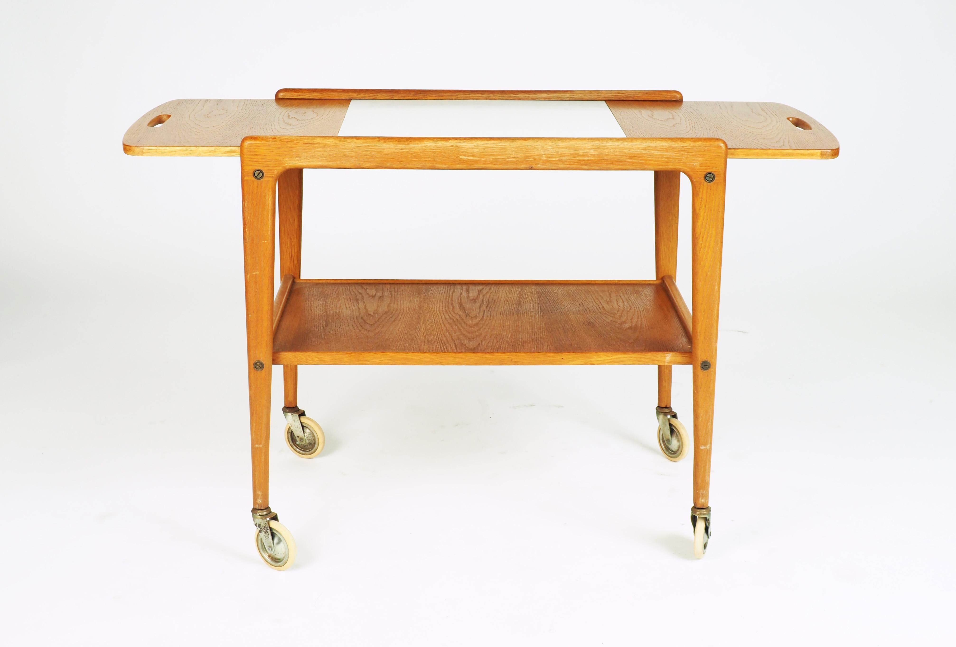 Tea Trolley by Yngve Ekström, Oak and Formica, Produced by Swedese (Mitte des 20. Jahrhunderts)