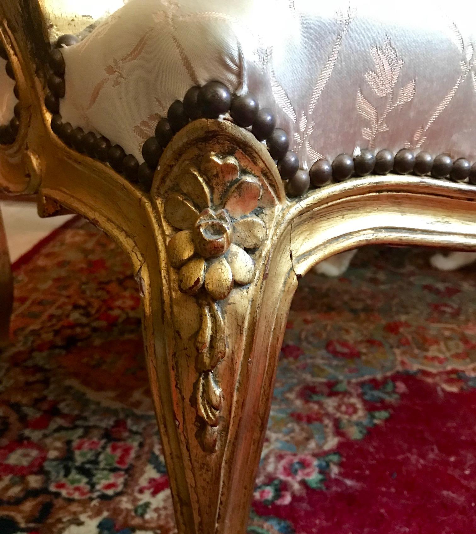 Sillón de madera dorada tallada estilo Luis XV Fauteuil Fines del siglo XIX en venta