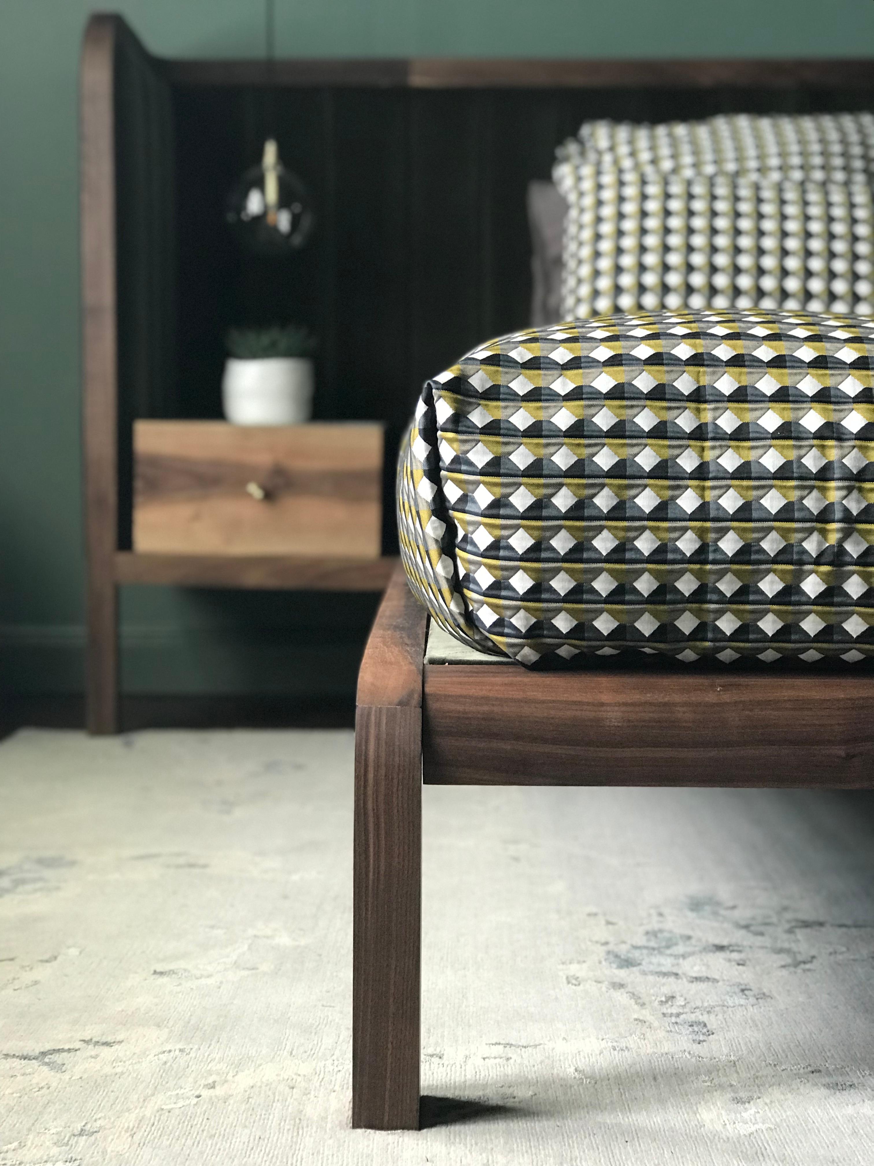 Cama Cupido de nogal americano negro y terciopelo con mesilla integrada Terciopelo en venta