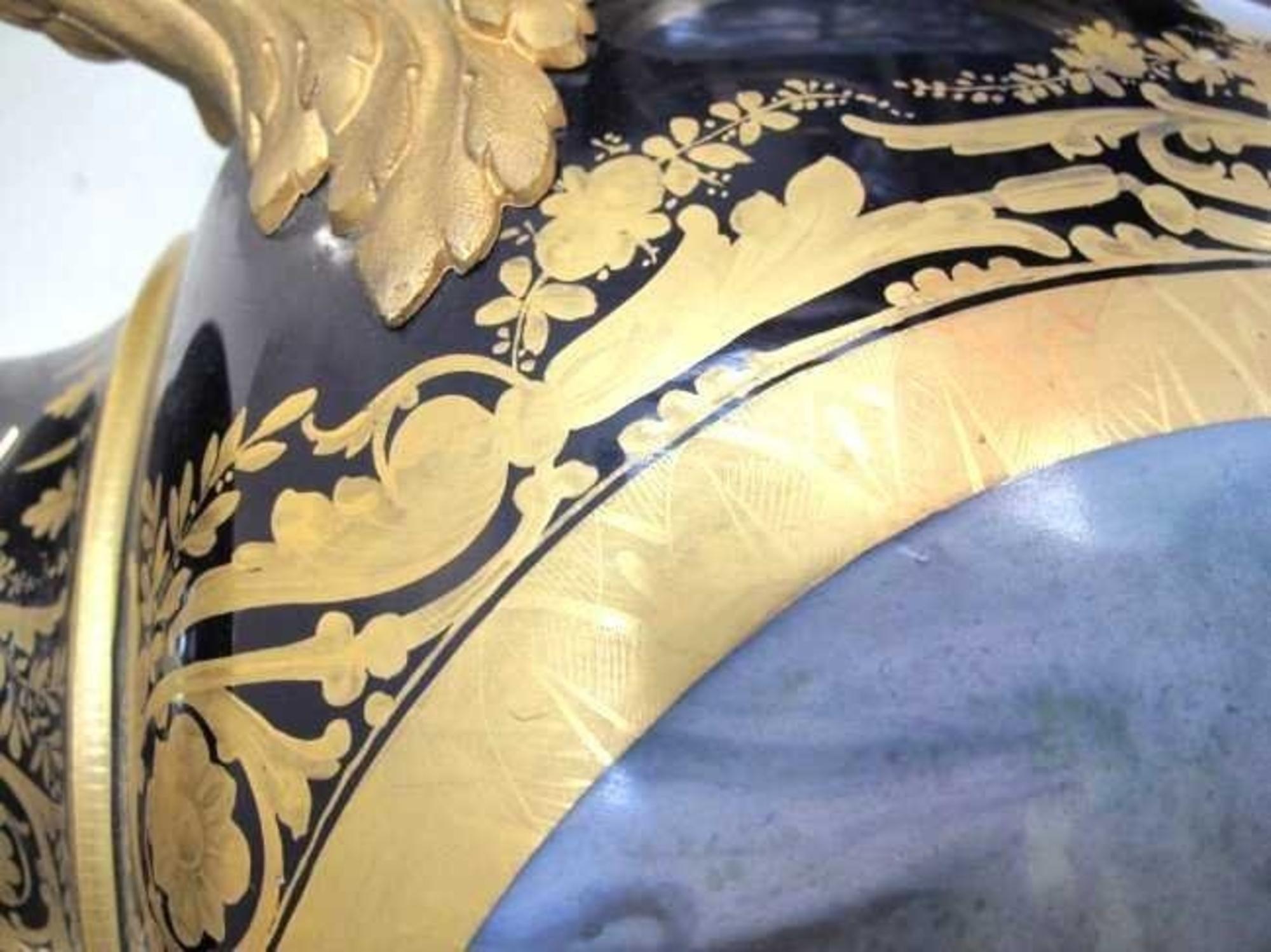 Prächtiges Paar Sevres-Vasen und Deckel aus vergoldeter Bronze mit Deckel, signiert im Angebot 2