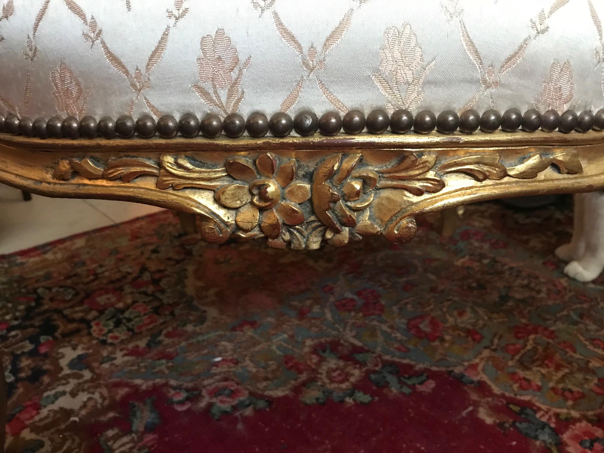 Bois doré Fauteuil de style Louis XV en bois doré sculpté Fauteuil en vente