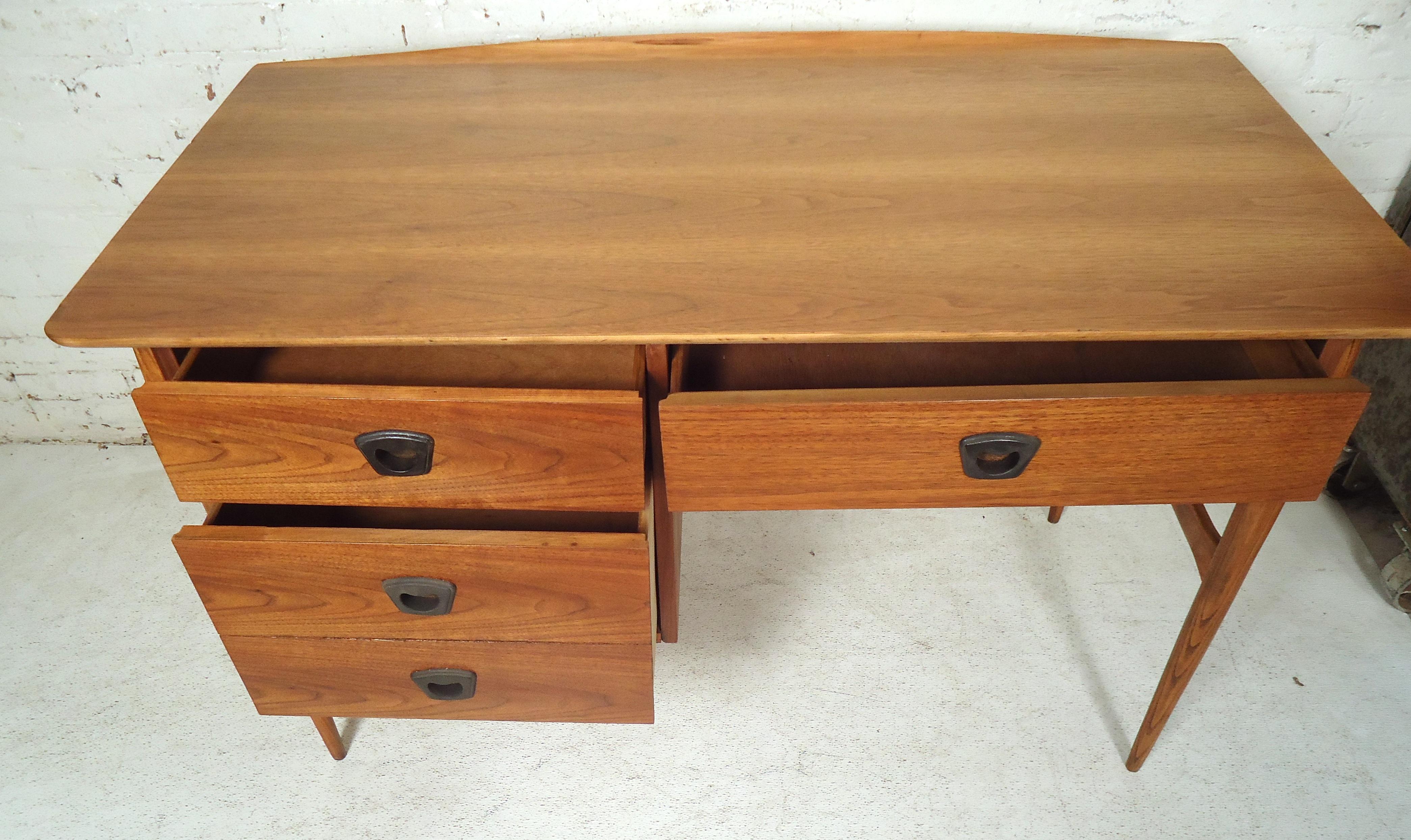 Mid-Century Modern Desk by Bassett Furniture In Good Condition In Brooklyn, NY