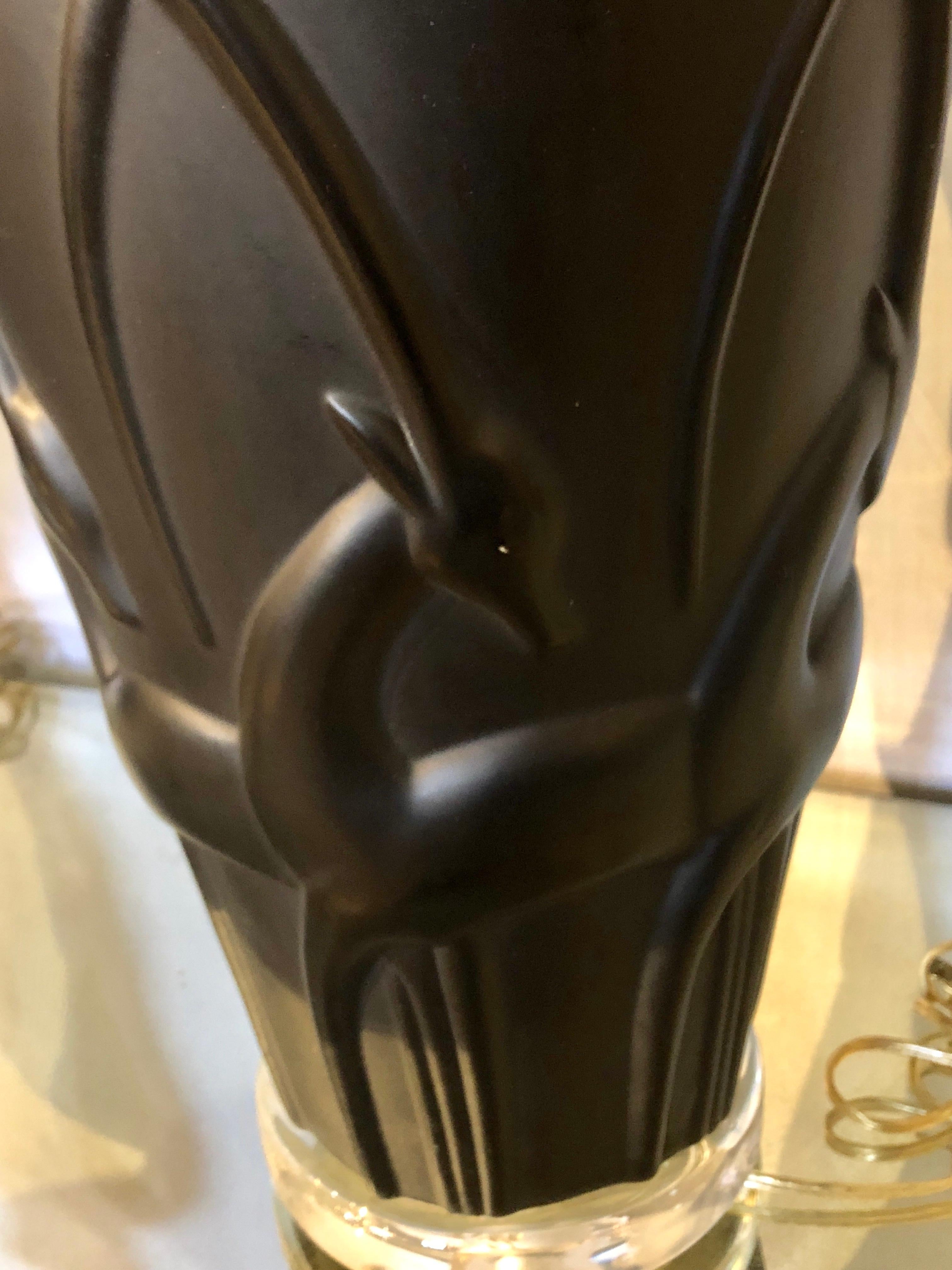 Paire de lampes de bureau noires de style Art Déco moderne à base en lucite et antilopes en vente 2