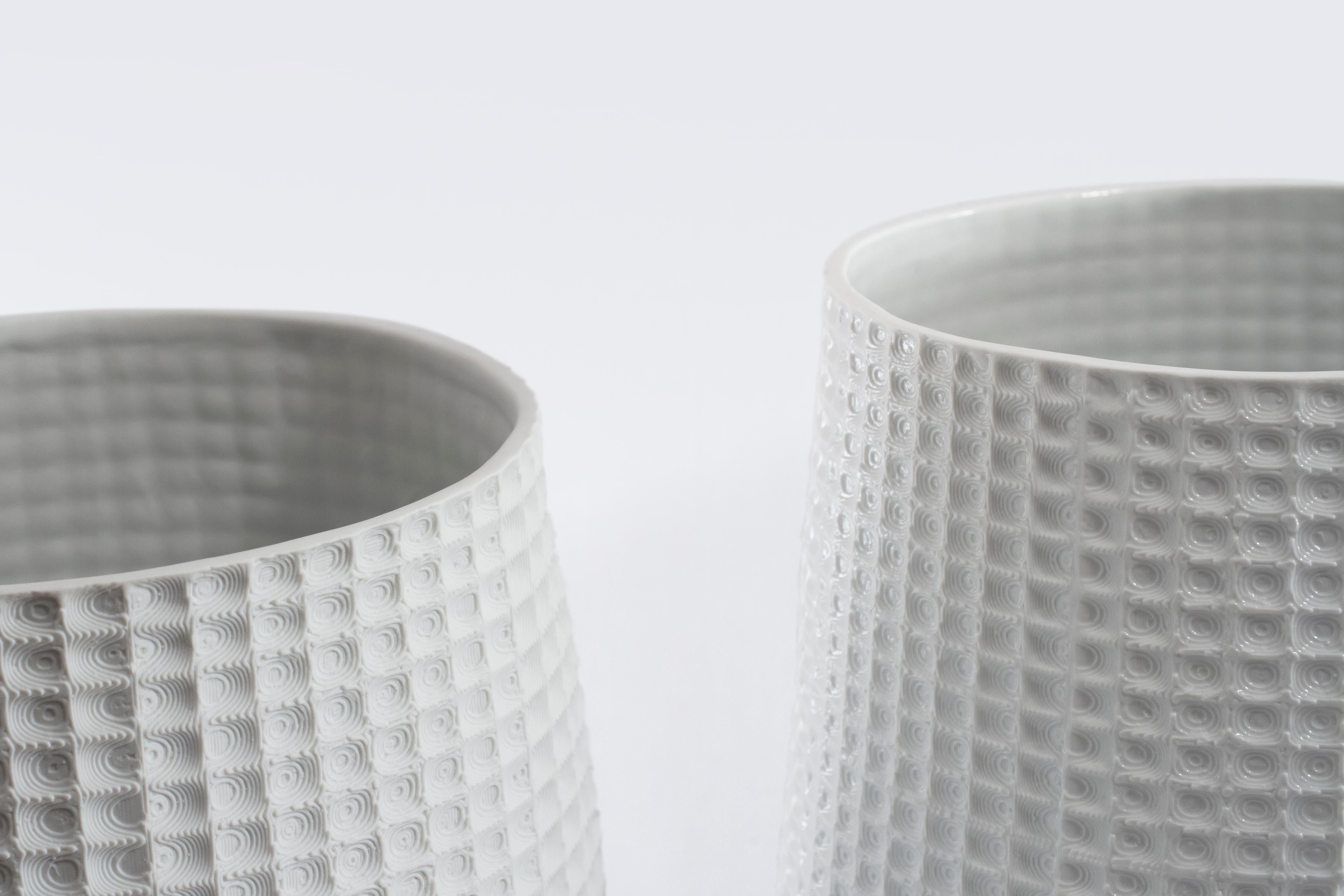 Trace Vase in Feldspar Porcelain in Matte Finish (Porzellan) im Angebot