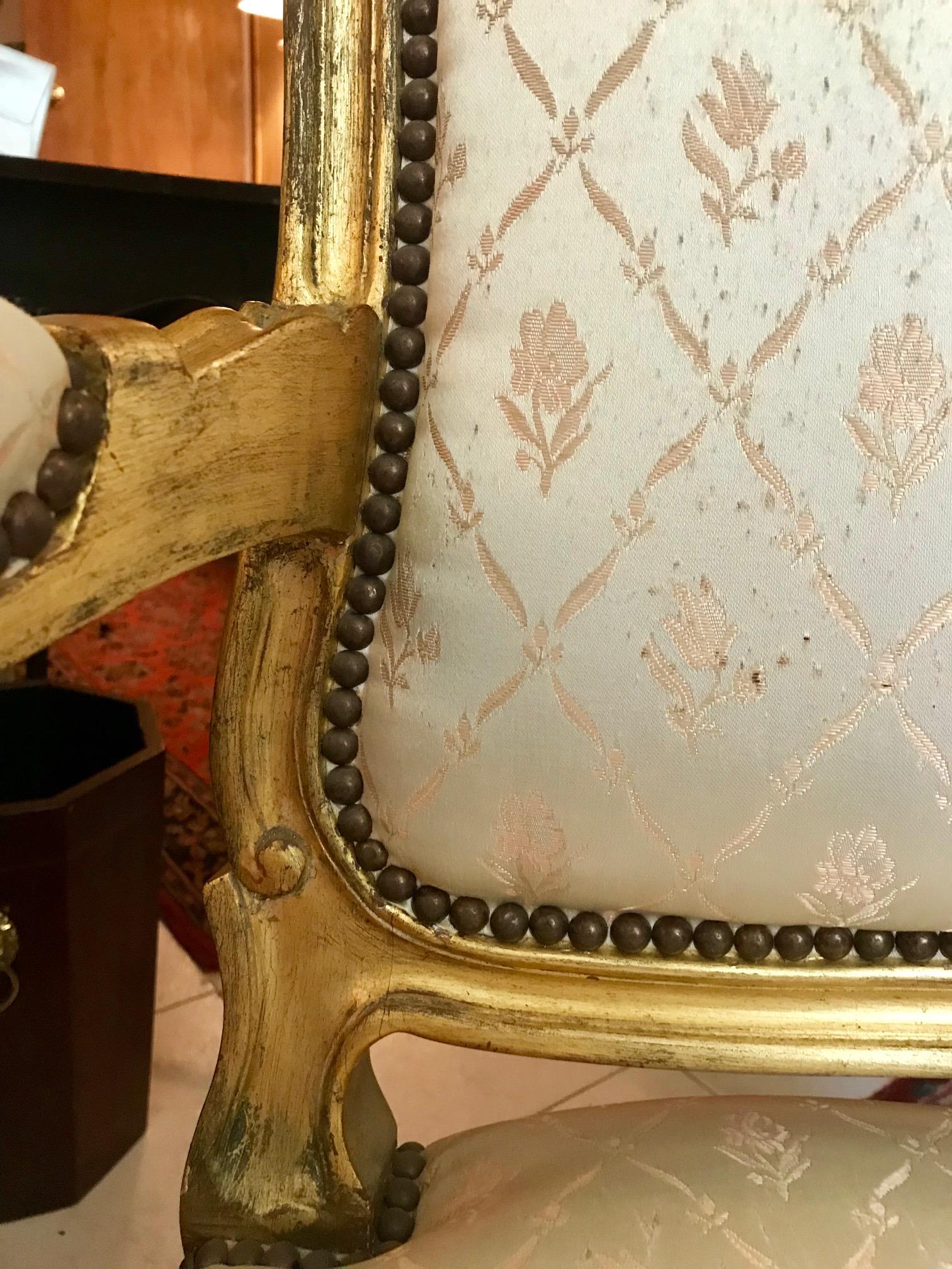 Sillón de madera dorada tallada estilo Luis XV Fauteuil en venta 2