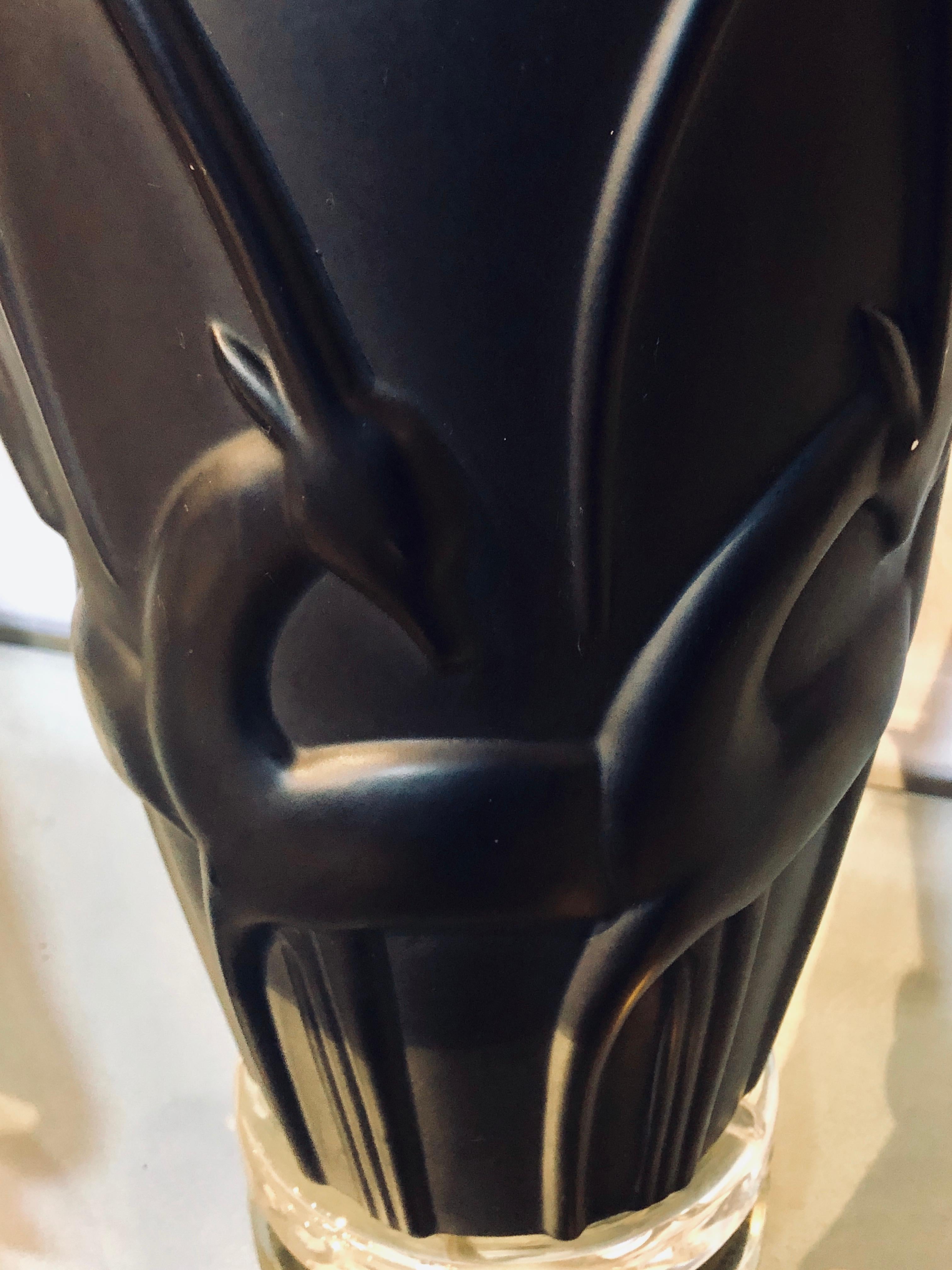 Paire de lampes de bureau noires de style Art Déco moderne à base en lucite et antilopes en vente 3