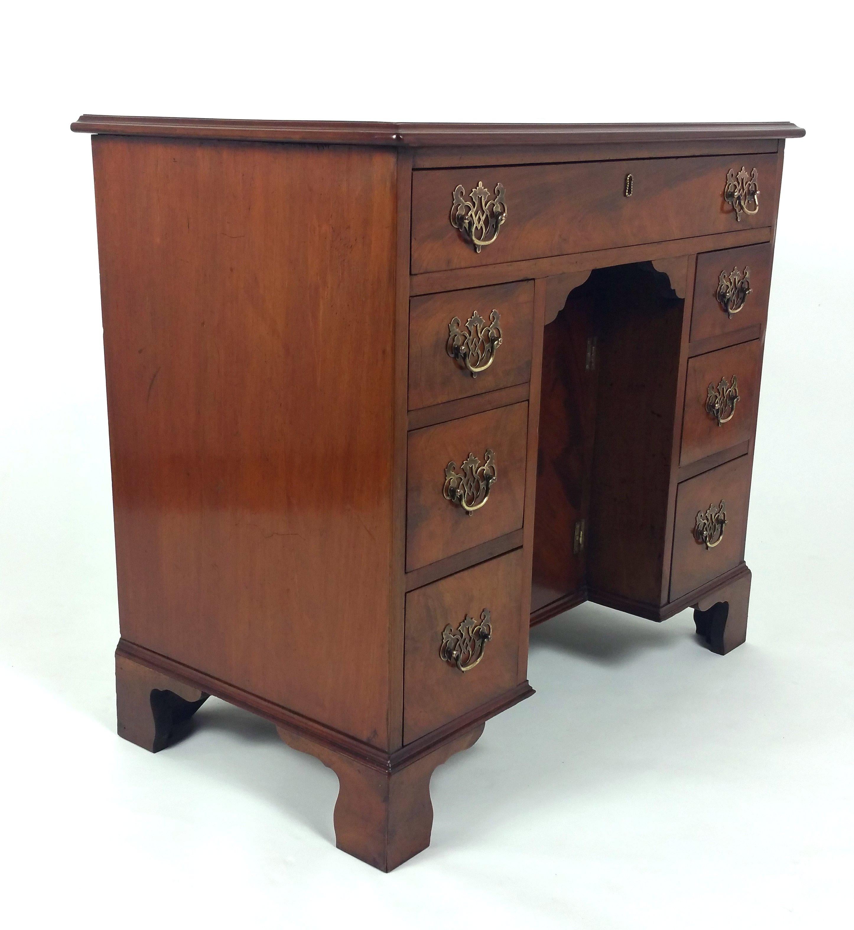 George III Mahogany Knee Hole Desk For Sale 3