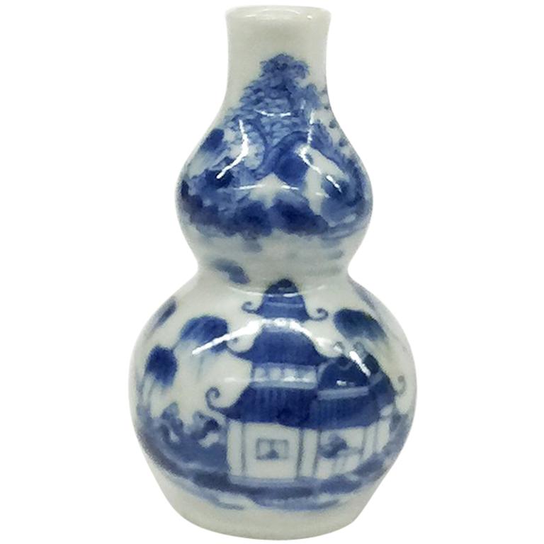 18th Century Chinese Blue and White Double-Gourd Small Porcelain Vase For Sale
