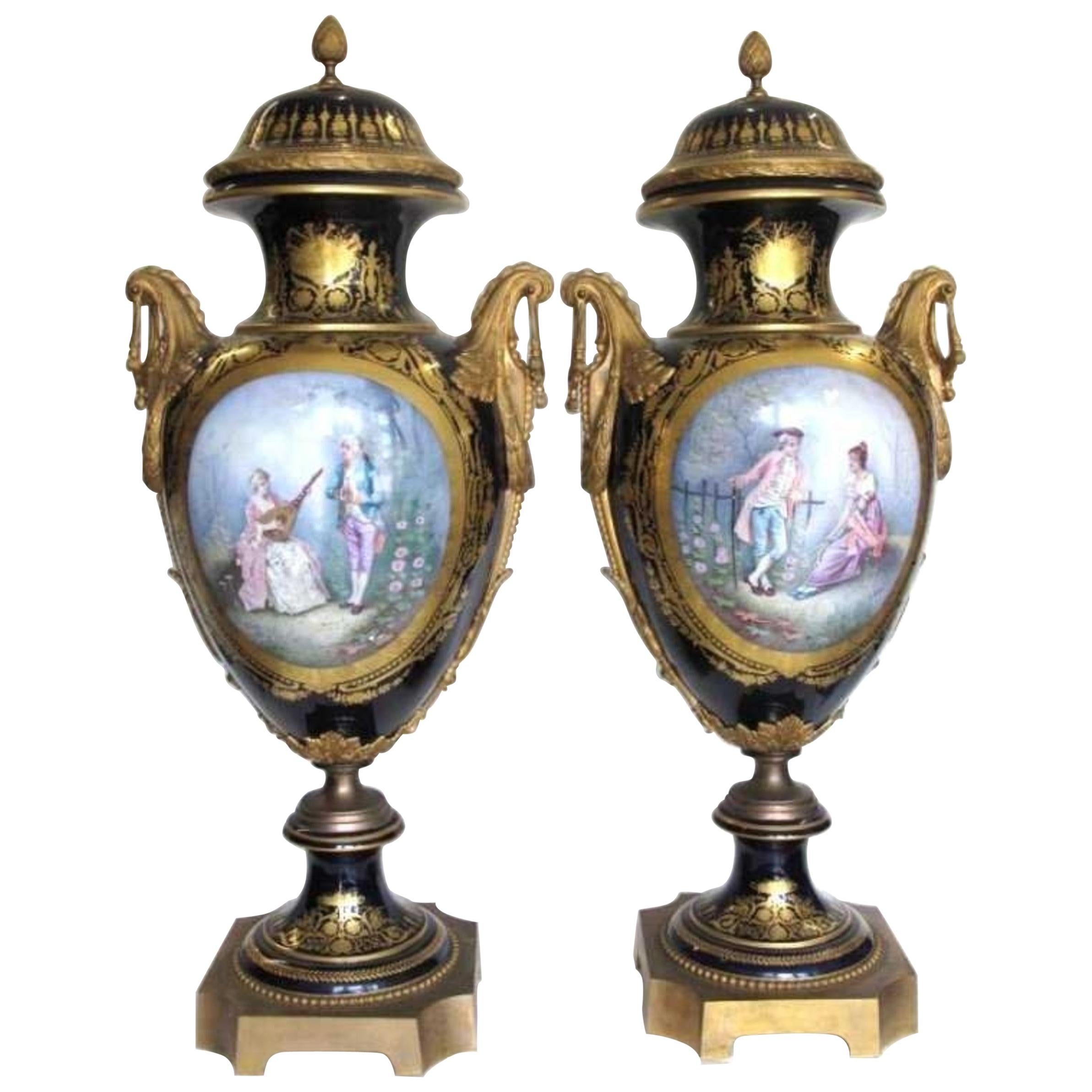 Magnifique paire de vases et couvercles montés sur bronze doré de Sèvres, signés