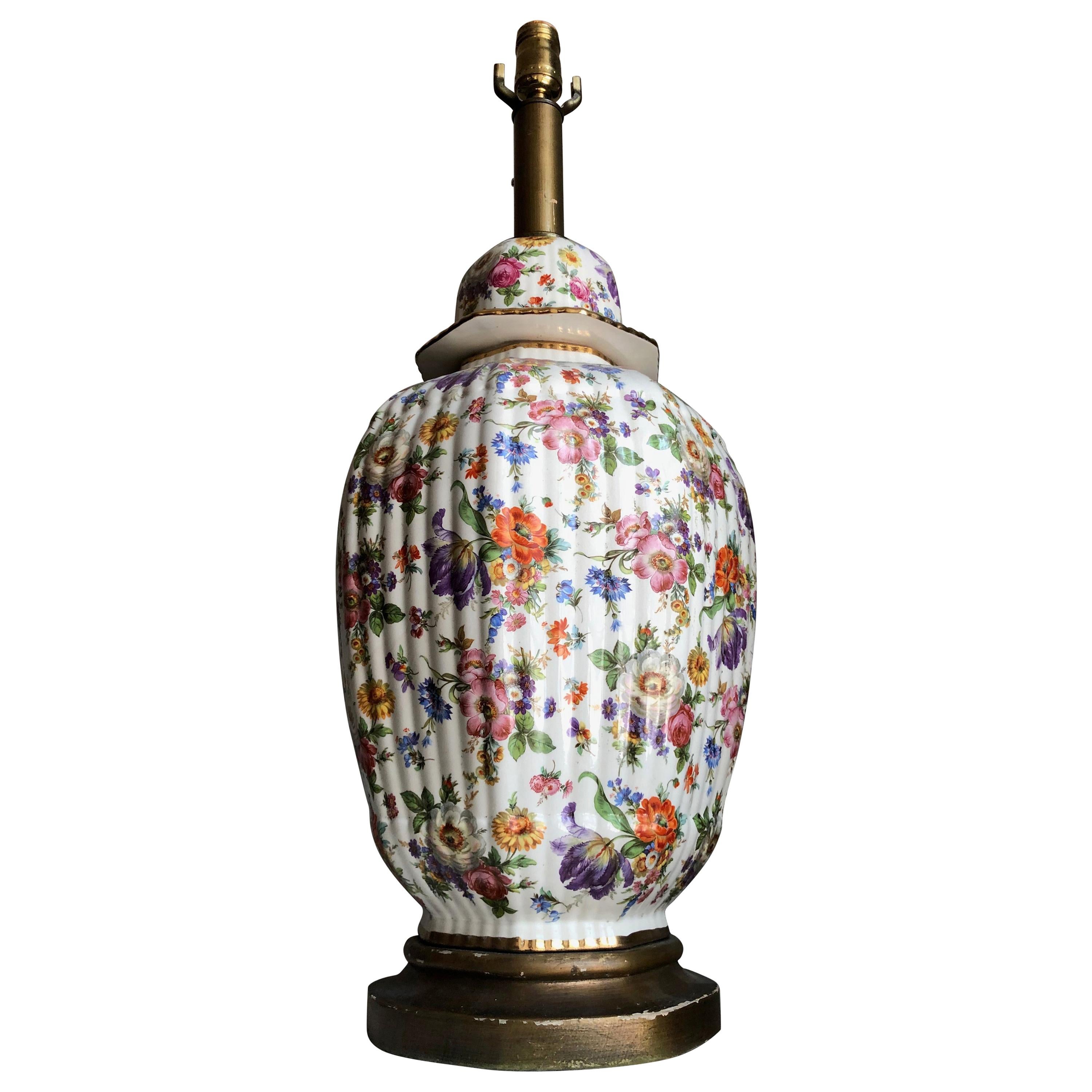 Magnifique et monumental pot à gingembre en porcelaine peinte à la main avec des fleurs dorées, utilisé comme lampe. L'échelle et les proportions sont magnifiques. Utilisation géniale des couleurs.