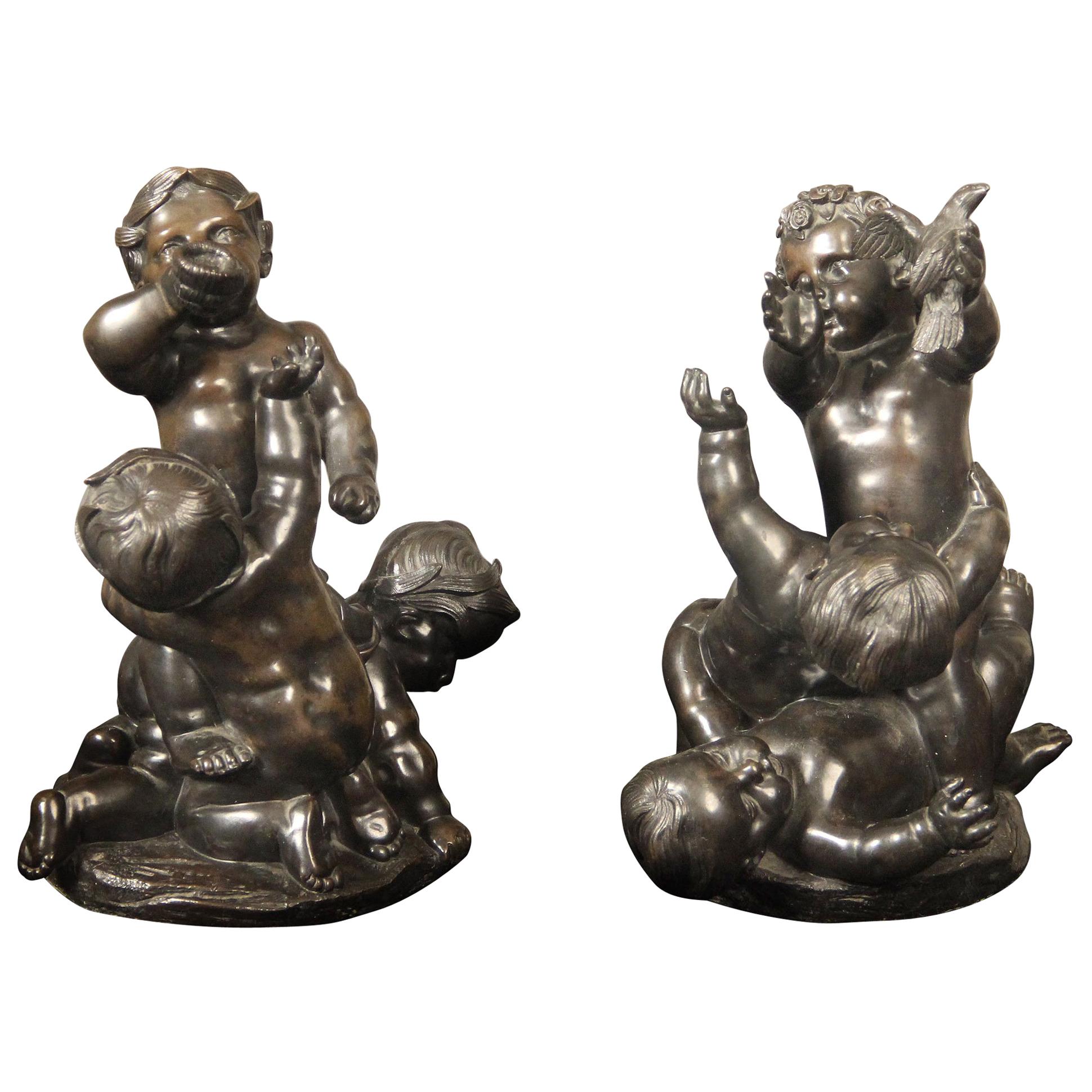 Jolie paire de bronzes de putti en train de jouer de la fin du XIXe siècle